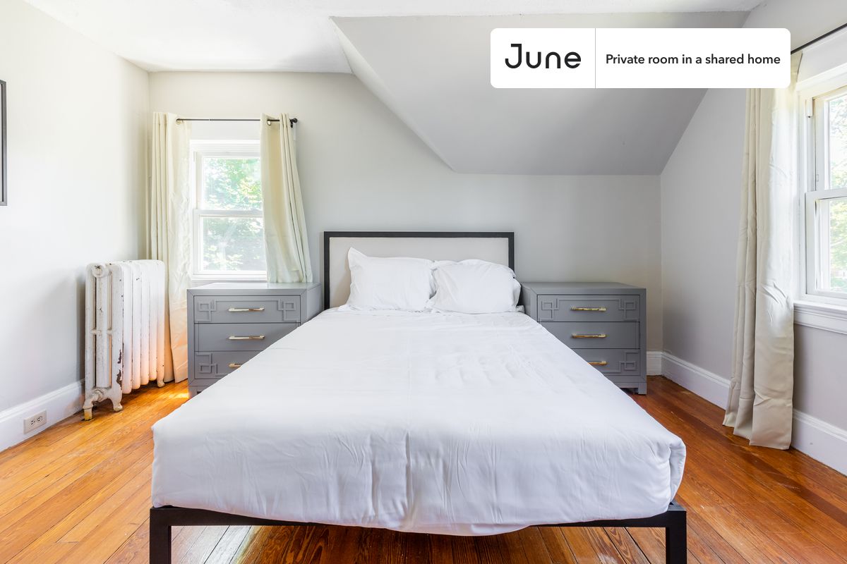 

PLEASE NOTE: This is a private room in a shared apartment. You will have your own bedroom and shared common areas (kitchen, bathroom, etc.) with other residents.

Queen bedroom in a 9 bedroom / 2 bathroom apartment!

Check out 3D tour now:  https://jnhm.es/86w

This  Queen room in Brighton  is available on a 12 month lease or a flexible short term (31 to 364 days) lease. You pick your custom start and end date. Monthly rent rate is determined by furnishing preference, move-in date and move-out date. Speak to a June representative for recommendations on the best stay duration for the lowest rate, and learn more about this home on the June website:  https://jnhm.es/6db

Amenities of this home:   Dishwasher,    Furnished Common Areas,    Wi-Fi - Paid separately (High-Speed),    Guarantors Allowed,          Street parking - City permit required,    Laundry - Paid separately (in building),    Wall-Mounted TV,    Hardwood Flooring,    Microwave,    Oven,    Refrigerator,   also, this unit is conveniently located, several local parks, restaurants and bars are just minutes away.

About June Homes: Welcome to the easiest rental experience of your life. Rent furnished or unfurnished apartments on a 12 month lease or a flexible short term (31 to 364 days). As a resident, you’ll have access to 24/7 support and monthly cleanings of the home’s shared spaces. Sign up now to apply online for your next home with June: https://jnhm.es/sign-roomi

Brokers welcome! Contact us for more details.

Interested? Kindly note that the minimum stay duration would be 31 days. 

Use this listing ID when speaking to June team:  #1341 H