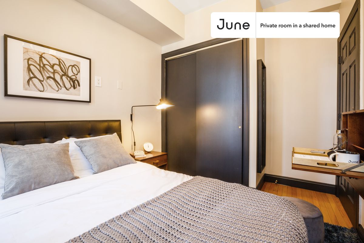 Move in with us before March 31st and stay until May 30th or later, and enjoy our limited-time discount on your first month! $200 off in NYC. Hurry up!
Full bedroom in a 3 bedroom / 1 bathroom apartment!
Check out 3D tour now: https://jnhm.es/Pm
This Full room in Hell's Kitchen is available on a flexible 1-18 month lease. Monthly rent rate is determined by furnishing preference, move-in date and move-out date. Speak to a June representative for recommendations on the best stay duration for the lowest rate, and learn more about this home on the June website: https://jnhm.es/zQ
Amenities of this home: Dishwasher, Furnished Common Areas, Wi-Fi - Paid separately (High-Speed), Guarantors Allowed, 32-inch Flat-Screen TV, Dining area, Smart lock, Hardwood Flooring, Microwave, Oven, Refrigerator, also, this unit is conveniently located, several local parks, restaurants and bars are just minutes away.
About June Homes: Welcome to the easiest rental experience of your life. Rent furnished or unfurnished apartments for 1 - 18 months, bypass hidden costs and broker fees and enjoy an easy move-in. As a resident, you’ll have access to 24/7 support and monthly cleanings of the home’s shared spaces. Sign up now to apply online for your next home with June: https://jnhm.es/sign-roomi
Interested? Use this listing ID when speaking to June team: #144 A