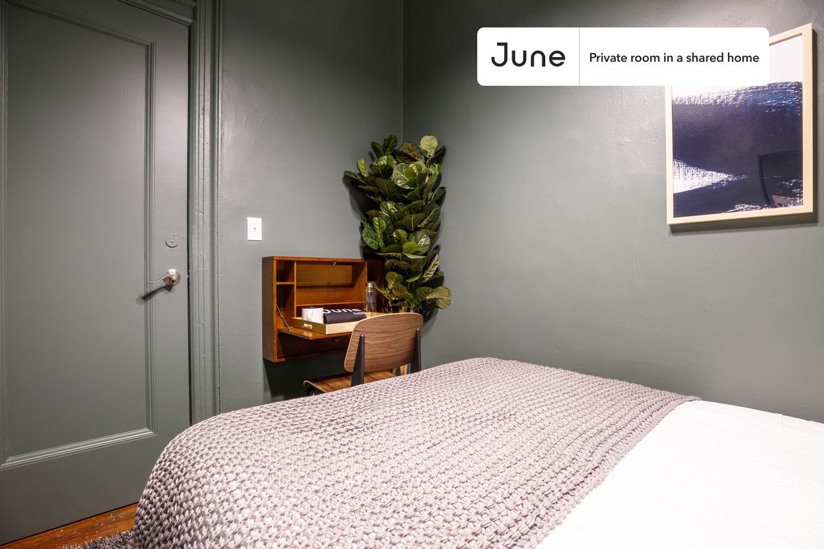 

PLEASE NOTE: This is a private room in a shared apartment. You will have your own bedroom and shared common areas (kitchen, bathroom, etc.) with other residents.

Full bedroom in a 4 bedroom / 1 bathroom apartment!

Check out 3D tour now:  https://jnhm.es/Pj

This  Full room in Chelsea  is available on a 12 month lease or a flexible short term (31 to 364 days) lease. You pick your custom start and end date. Monthly rent rate is determined by furnishing preference, move-in date and move-out date. Speak to a June representative for recommendations on the best stay duration for the lowest rate, and learn more about this home on the June website:  https://jnhm.es/zO

Amenities of this home:   Dishwasher,    Furnished Common Areas,    Wi-Fi - Paid separately (High-Speed),    Guarantors Allowed,       32-inch Flat-Screen TV,    Dining area,       Smart lock,    Hardwood Flooring,    Microwave,    Oven,    Refrigerator,   also, this unit is conveniently located, several local parks, restaurants and bars are just minutes away.

About June Homes: Welcome to the easiest rental experience of your life. Rent furnished or unfurnished apartments on a 12 month lease or a flexible short term (31 to 364 days). As a resident, you’ll have access to 24/7 support and monthly cleanings of the home’s shared spaces. Sign up now to apply online for your next home with June: https://jnhm.es/sign-roomi

Brokers welcome! Contact us for more details.

Interested? Use this listing ID when speaking to June team:  #146 A