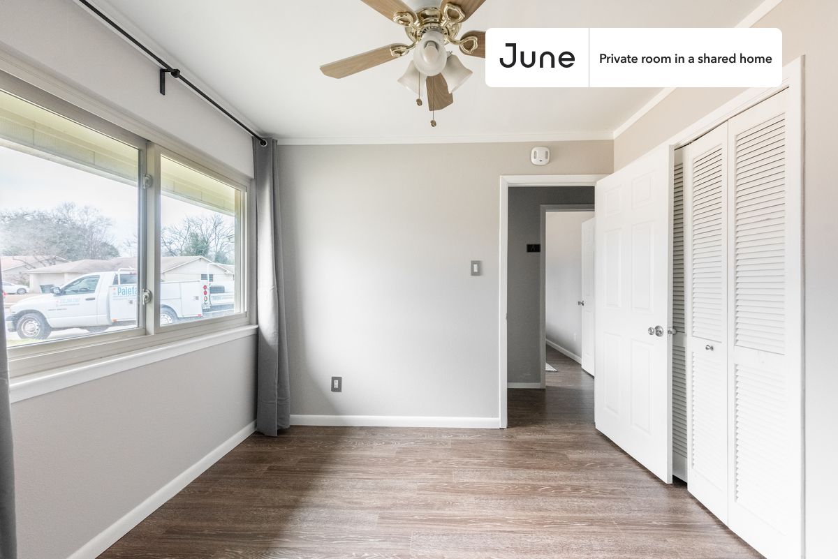 

PLEASE NOTE: This is a private room in a shared apartment. You will have your own bedroom and shared common areas (kitchen, bathroom, etc.) with other residents.

Full bedroom in a 3 bedroom / 2 bathroom apartment!

Check out 3D tour now:  https://jnhm.es/10x

This  Full room in North Austin  is available on a 12 month lease or a flexible short term (31 to 364 days) lease. You pick your custom start and end date. Monthly rent rate is determined by furnishing preference, move-in date and move-out date. Speak to a June representative for recommendations on the best stay duration for the lowest rate, and learn more about this home on the June website:  https://jnhm.es/5SP

Amenities of this home:   Decorative fireplace,    Central AC (Common space),    Laundry in home (free),       Dishwasher,    Furnished Common Areas,    Wi-Fi - Paid separately (High-Speed),    Guarantors Allowed,       Enclosed backyard,    Wall-Mounted TV,    Hardwood Flooring,    Microwave,    Oven,    Refrigerator,    garage parking (paid),   also, this unit is conveniently located, several local parks, restaurants and bars are just minutes away.

About June Homes: Welcome to the easiest rental experience of your life. Rent furnished or unfurnished apartments on a 12 month lease or a flexible short term (31 to 364 days). As a resident, you’ll have access to 24/7 support and monthly cleanings of the home’s shared spaces. Sign up now to apply online for your next home with June: https://jnhm.es/sign-roomi

Brokers welcome! Contact us for more details.

Interested? Use this listing ID when speaking to June team:  #935 B