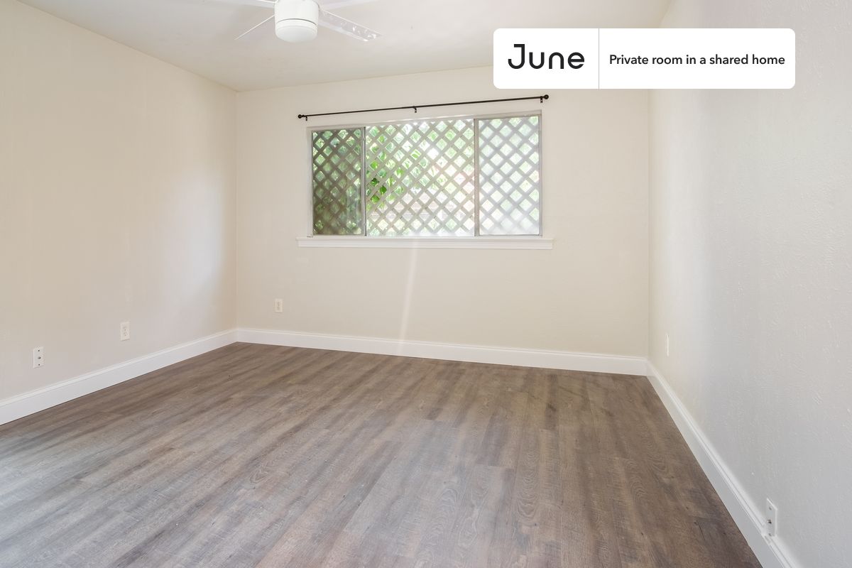 PLEASE NOTE: This is a private room in a shared apartment. You will have your own bedroom and shared common areas (kitchen, bathroom, etc.) with other residents.
Full bedroom in a 4 bedroom / 2 bathroom apartment!
Check out 3D tour now: https://jnhm.es/86i
This Full room in NorthEast Dallas is available on a 12 month lease or a flexible short term (31 to 364 days) lease. You pick your custom start and end date. Monthly rent rate is determined by furnishing preference, move-in date and move-out date. Speak to a June representative for recommendations on the best stay duration for the lowest rate, and learn more about this home on the June website: https://jnhm.es/6cE
Amenities of this home: Dishwasher, Furnished Common Areas, Wi-Fi - Paid separately (High-Speed), Guarantors Allowed, 32-inch Flat-Screen TV, Street parking - City permit required, Laundry in home (free), Hardwood Flooring, Microwave, Oven, Refrigerator, also, this unit is conveniently located, several local parks, restaurants and bars are just minutes away.
About June Homes: Welcome to the easiest rental experience of your life. Rent furnished or unfurnished apartments on a 12 month lease or a flexible short term (31 to 364 days). As a resident, you’ll have access to 24/7 support and monthly cleanings of the home’s shared spaces. Sign up now to apply online for your next home with June: https://jnhm.es/sign-roomi
Brokers welcome! Contact us for more details.
Interested? Use this listing ID when speaking to June team: #1326 D