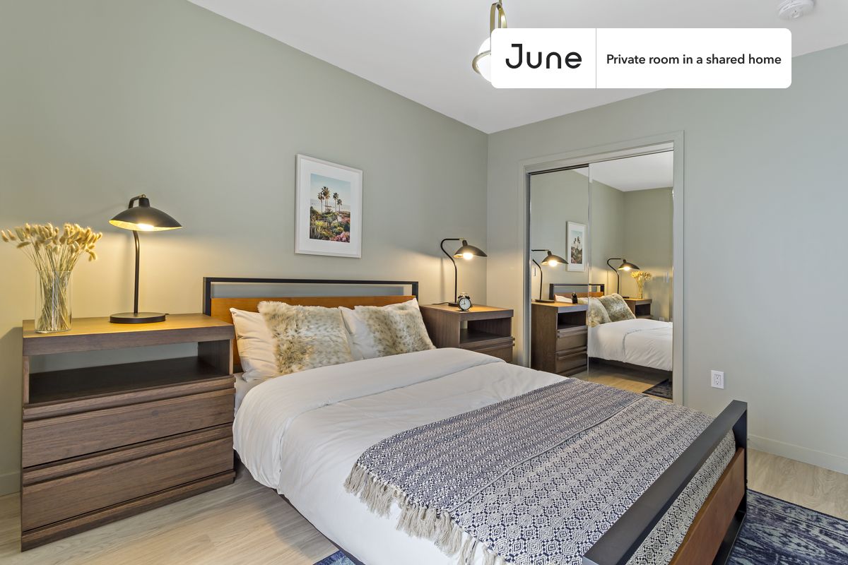 PLEASE NOTE: This is a private room in a shared apartment. You will have your own bedroom and shared common areas (kitchen, bathroom, etc.) with other residents.
Queen bedroom in a 5 bedroom / 3.5 bathroom apartment!
Check out 3D tour now: https://jnhm.es/Ri
This Queen room in Chinatown is available on a 12 month lease or a flexible short term (31 to 364 days) lease. You pick your custom start and end date. Monthly rent rate is determined by furnishing preference, move-in date and move-out date. Speak to a June representative for recommendations on the best stay duration for the lowest rate, and learn more about this home on the June website: https://jnhm.es/Jb
Amenities of this home: Dishwasher, Furnished Common Areas, Wi-Fi - Paid separately (High-Speed), Guarantors Allowed, 32-inch Flat-Screen TV, Central AC (Common space), Laundry in home (free), Smart lock, Shared Home Office, Hardwood Flooring, Microwave, Oven, Refrigerator, also, this unit is conveniently located, several local parks, restaurants and bars are just minutes away.
About June Homes: Welcome to the easiest rental experience of your life. Rent furnished or unfurnished apartments on a 12 month lease or a flexible short term (31 to 364 days). As a resident, you’ll have access to 24/7 support and monthly cleanings of the home’s shared spaces. Sign up now to apply online for your next home with June: https://jnhm.es/sign-roomi
Brokers welcome! Contact us for more details.
Interested? Use this listing ID when speaking to June team: #315 E