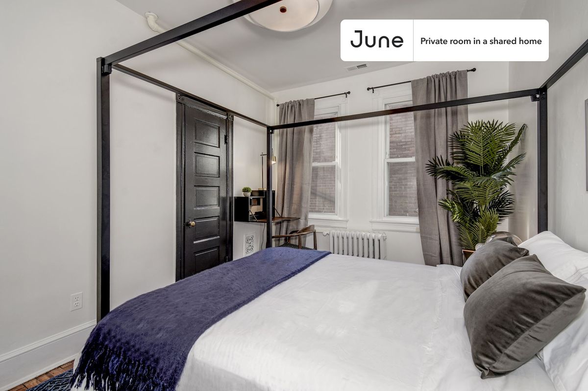

PLEASE NOTE: This is a private room in a shared apartment. You will have your own bedroom and shared common areas (kitchen, bathroom, etc.) with other residents.

Queen bedroom in a 3 bedroom / 2 bathroom apartment!

Check out 3D tour now:  https://jnhm.es/Q5

This  Queen room in Capitol Hill  is available on a 12 month lease or a flexible short term (31 to 364 days) lease. You pick your custom start and end date. Monthly rent rate is determined by furnishing preference, move-in date and move-out date. Speak to a June representative for recommendations on the best stay duration for the lowest rate, and learn more about this home on the June website:  https://jnhm.es/yt

Amenities of this home:   Dishwasher,    Patio,    Furnished Common Areas,    Wi-Fi - Paid separately (High-Speed),    Outdoor space,    Guarantors Allowed,       32-inch Flat-Screen TV,    Dine in kitchen,       Central AC (Common space),    Laundry in home (free),    Hardwood Flooring,    Microwave,    Oven,    Refrigerator,   also, this unit is conveniently located, several local parks, restaurants and bars are just minutes away.

About June Homes: Welcome to the easiest rental experience of your life. Rent furnished or unfurnished apartments on a 12 month lease or a flexible short term (31 to 364 days). As a resident, you’ll have access to 24/7 support and monthly cleanings of the home’s shared spaces. Sign up now to apply online for your next home with June: https://jnhm.es/sign-roomi

Brokers welcome! Contact us for more details.

Interested? Kindly note that the minimum stay duration would be 31 days. 

Use this listing ID when speaking to June team:  #179 2B