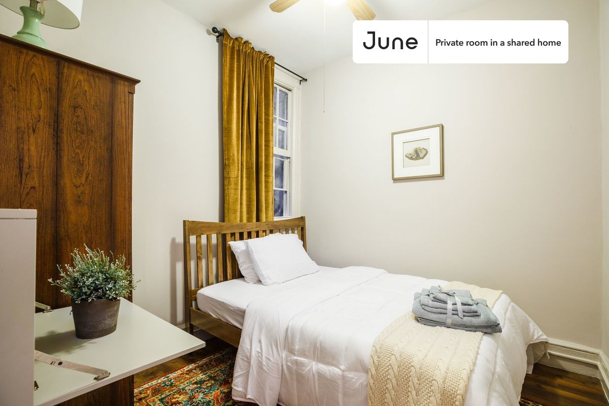 PLEASE NOTE: This is a private room in a shared apartment. You will have your own bedroom and shared common areas (kitchen, bathroom, etc.) with other residents.
Twin bedroom in a 5 bedroom / 1 bathroom apartment!
Check out 3D tour now: https://jnhm.es/Pg
This Twin room in Hell's Kitchen is available on a 12 month lease or a flexible short term (31 to 364 days) lease. You pick your custom start and end date. Monthly rent rate is determined by furnishing preference, move-in date and move-out date. Speak to a June representative for recommendations on the best stay duration for the lowest rate, and learn more about this home on the June website: https://jnhm.es/40
Amenities of this home: Furnished Common Areas, Wi-Fi - Paid separately (High-Speed), Guarantors Allowed, 32-inch Flat-Screen TV, Dine in kitchen, Smart lock, Hardwood Flooring, Microwave, Oven, Refrigerator, also, this unit is conveniently located, several local parks, restaurants and bars are just minutes away.
About June Homes: Welcome to the easiest rental experience of your life. Rent furnished or unfurnished apartments on a 12 month lease or a flexible short term (31 to 364 days). As a resident, you’ll have access to 24/7 support and monthly cleanings of the home’s shared spaces. Sign up now to apply online for your next home with June: https://jnhm.es/sign-roomi
Brokers welcome! Contact us for more details.
Interested? Use this listing ID when speaking to June team: #138 3C