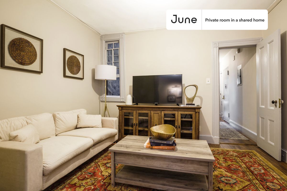 PLEASE NOTE: This is a private room in a shared apartment. You will have your own bedroom and shared common areas (kitchen, bathroom, etc.) with other residents.
Twin bedroom in a 5 bedroom / 1 bathroom apartment!
Check out 3D tour now: https://jnhm.es/Pg
This Twin room in Hell's Kitchen is available on a 12 month lease or a flexible short term (31 to 364 days) lease. You pick your custom start and end date. Monthly rent rate is determined by furnishing preference, move-in date and move-out date. Speak to a June representative for recommendations on the best stay duration for the lowest rate, and learn more about this home on the June website: https://jnhm.es/3Z
Amenities of this home: Furnished Common Areas, Wi-Fi - Paid separately (High-Speed), Guarantors Allowed, 32-inch Flat-Screen TV, Dine in kitchen, Smart lock, Hardwood Flooring, Microwave, Oven, Refrigerator, also, this unit is conveniently located, several local parks, restaurants and bars are just minutes away.
About June Homes: Welcome to the easiest rental experience of your life. Rent furnished or unfurnished apartments on a 12 month lease or a flexible short term (31 to 364 days). As a resident, you’ll have access to 24/7 support and monthly cleanings of the home’s shared spaces. Sign up now to apply online for your next home with June: https://jnhm.es/sign-roomi
Brokers welcome! Contact us for more details.
Interested? Use this listing ID when speaking to June team: #138 3B