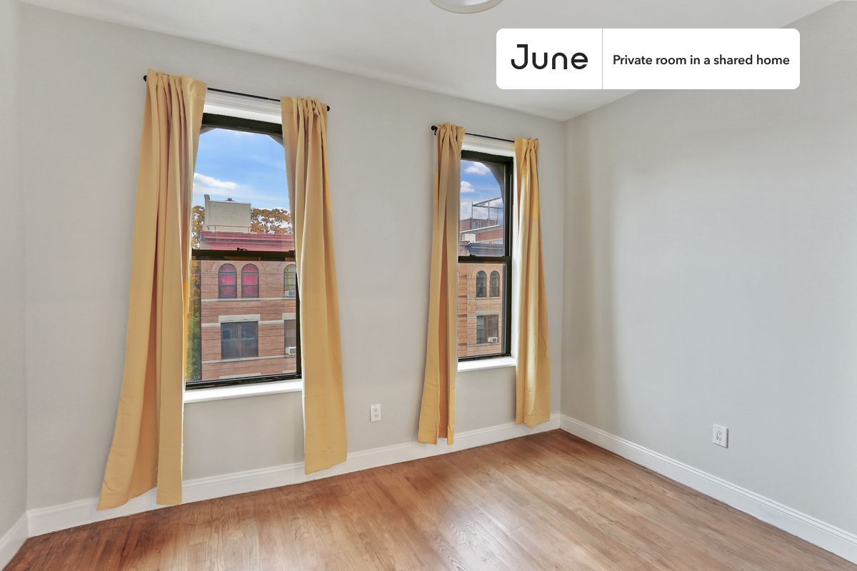 PLEASE NOTE: This is a private room in a shared apartment. You will have your own bedroom and shared common areas (kitchen, bathroom, etc.) with other residents.
Full bedroom in a 4 bedroom / 1 bathroom apartment!
Check out 3D tour now: https://jnhm.es/10D
This Full room in Crown Heights is available on a 12 month lease or a flexible short term (31 to 364 days) lease. You pick your custom start and end date. Monthly rent rate is determined by furnishing preference, move-in date and move-out date. Speak to a June representative for recommendations on the best stay duration for the lowest rate, and learn more about this home on the June website: https://jnhm.es/5Ur
Amenities of this home: Dishwasher, Bike room, Furnished Common Areas, Wi-Fi - Paid separately (High-Speed), Guarantors Allowed, 32-inch Flat-Screen TV, Central AC (Common space), Street parking - City permit required, Laundry - Paid separately (in building), Hardwood Flooring, Microwave, Oven, Refrigerator, also, this unit is conveniently located, several local parks, restaurants and bars are just minutes away.
About June Homes: Welcome to the easiest rental experience of your life. Rent furnished or unfurnished apartments on a 12 month lease or a flexible short term (31 to 364 days). As a resident, you’ll have access to 24/7 support and monthly cleanings of the home’s shared spaces. Sign up now to apply online for your next home with June: https://jnhm.es/sign-roomi
Brokers welcome! Contact us for more details.
Interested? Use this listing ID when speaking to June team: #960 A