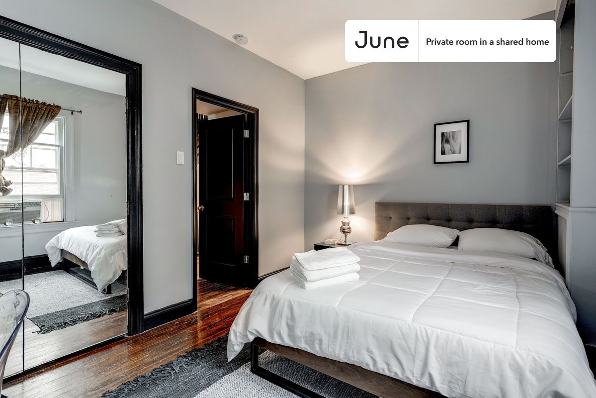 

PLEASE NOTE: This is a private room in a shared apartment. You will have your own bedroom and shared common areas (kitchen, bathroom, etc.) with other residents.

Queen bedroom in a 7 bedroom / 3.5 bathroom apartment!

Check out 3D tour now:  https://jnhm.es/Pa

This  Queen room in Woodley Park  is available on a 12 month lease or a flexible short term (31 to 364 days) lease. You pick your custom start and end date. Monthly rent rate is determined by furnishing preference, move-in date and move-out date. Speak to a June representative for recommendations on the best stay duration for the lowest rate, and learn more about this home on the June website:  https://jnhm.es/yh

Amenities of this home:   Dishwasher,    Patio,    Furnished Common Areas,    Wi-Fi - Paid separately (High-Speed),    Outdoor space,    Guarantors Allowed,       32-inch Flat-Screen TV,    Gym,    Dine in kitchen,       Laundry in home (free),    Parking Spot (Paid separately),    Hardwood Flooring,    Microwave,    Oven,    Refrigerator,   also, this unit is conveniently located, several local parks, restaurants and bars are just minutes away.

About June Homes: Welcome to the easiest rental experience of your life. Rent furnished or unfurnished apartments on a 12 month lease or a flexible short term (31 to 364 days). As a resident, you’ll have access to 24/7 support and monthly cleanings of the home’s shared spaces. Sign up now to apply online for your next home with June: https://jnhm.es/sign-roomi

Brokers welcome! Contact us for more details.

Interested? Kindly note that the minimum stay duration would be 31 days. 

Use this listing ID when speaking to June team:  #115 2B