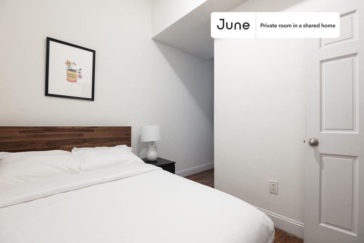 

PLEASE NOTE: This is a private room in a shared apartment. You will have your own bedroom and shared common areas (kitchen, bathroom, etc.) with other residents.

Full bedroom in a 4 bedroom / 1 bathroom apartment!

Check out 3D tour now:  https://jnhm.es/8bo

This  Full room in Crown Heights  is available on a 12 month lease or a flexible short term (31 to 364 days) lease. You pick your custom start and end date. Monthly rent rate is determined by furnishing preference, move-in date and move-out date. Speak to a June representative for recommendations on the best stay duration for the lowest rate, and learn more about this home on the June website:  https://jnhm.es/6oM

Amenities of this home:   Dishwasher,    Furnished Common Areas,    Wi-Fi - Paid separately (High-Speed),    Guarantors Allowed,       Dine in kitchen,       Laundry in building (free),    Living area,    Hardwood Flooring,    Microwave,    Oven,    Refrigerator,   also, this unit is conveniently located, several local parks, restaurants and bars are just minutes away.

About June Homes: Welcome to the easiest rental experience of your life. Rent furnished or unfurnished apartments on a 12 month lease or a flexible short term (31 to 364 days). As a resident, you’ll have access to 24/7 support and monthly cleanings of the home’s shared spaces. Sign up now to apply online for your next home with June: https://jnhm.es/sign-roomi

Brokers welcome! Contact us for more details.

Interested? Use this listing ID when speaking to June team:  #1597 B