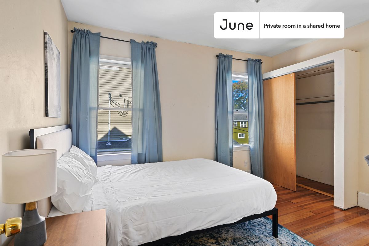 

PLEASE NOTE: This is a private room in a shared apartment. You will have your own bedroom and shared common areas (kitchen, bathroom, etc.) with other residents.

Queen bedroom in a 6 bedroom / 2 bathroom apartment!

Check out 3D tour now:  https://jnhm.es/VM

This  Queen room in Allston  is available on a 12 month lease or a flexible short term (31 to 364 days) lease. You pick your custom start and end date. Monthly rent rate is determined by furnishing preference, move-in date and move-out date. Speak to a June representative for recommendations on the best stay duration for the lowest rate, and learn more about this home on the June website:  https://jnhm.es/5IK

Amenities of this home:   Dishwasher,    Patio,    Furnished Common Areas,    Wi-Fi - Paid separately (High-Speed),    Guarantors Allowed,          Laundry - Paid separately (in building),    Driveway parking (Paid separately),    Hardwood Flooring,    Microwave,    Oven,    Refrigerator,   also, this unit is conveniently located, several local parks, restaurants and bars are just minutes away.

About June Homes: Welcome to the easiest rental experience of your life. Rent furnished or unfurnished apartments on a 12 month lease or a flexible short term (31 to 364 days). As a resident, you’ll have access to 24/7 support and monthly cleanings of the home’s shared spaces. Sign up now to apply online for your next home with June: https://jnhm.es/sign-roomi

Brokers welcome! Contact us for more details.

Interested? Kindly note that the minimum stay duration would be 31 days. 

Use this listing ID when speaking to June team:  #726 D
