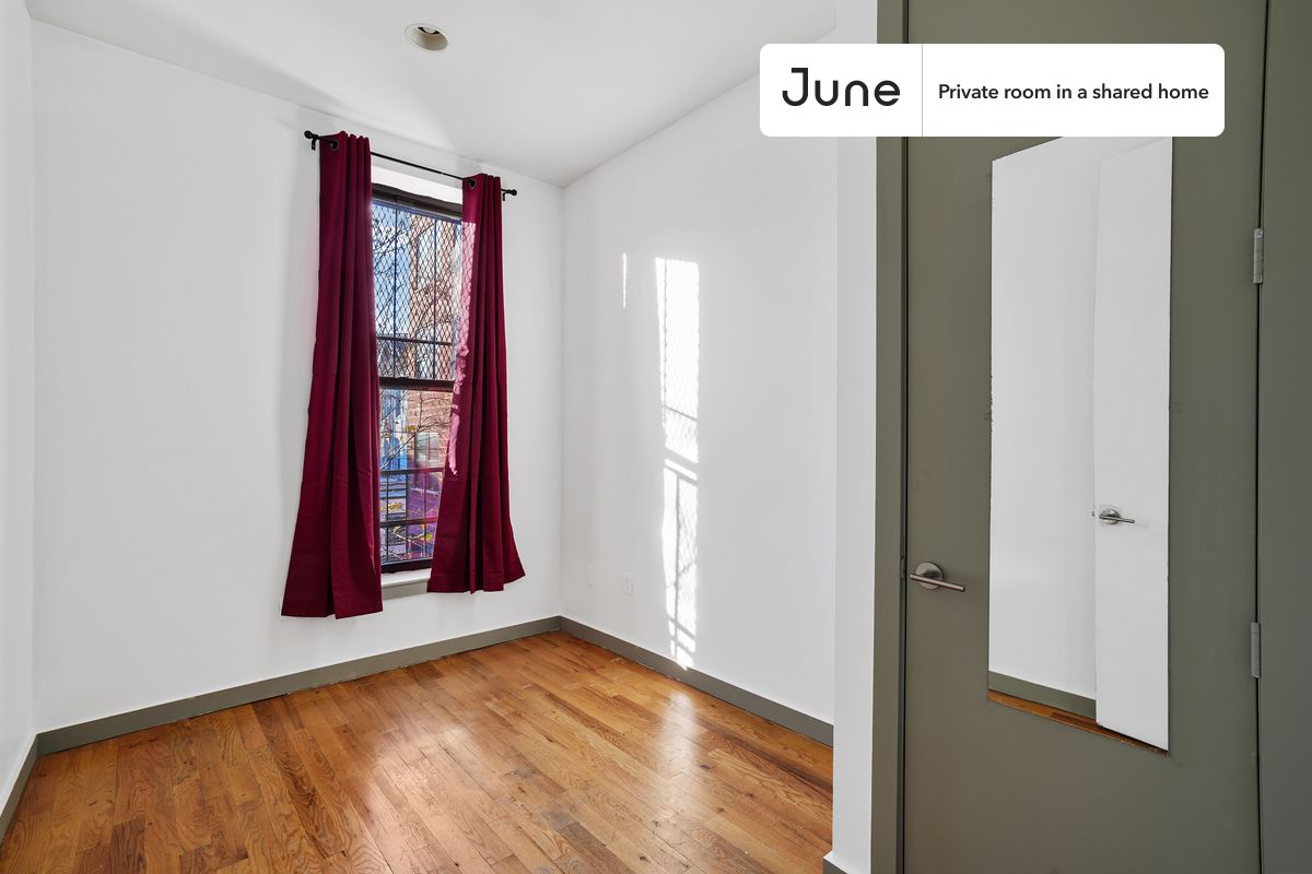 

PLEASE NOTE: This is a private room in a shared apartment. You will have your own bedroom and shared common areas (kitchen, bathroom, etc.) with other residents.

Queen bedroom in a 4 bedroom / 1.5 bathroom apartment!

Check out 3D tour now:  https://jnhm.es/Zc

This  Queen room in Bedford-Stuyvesant  is available on a 12 month lease or a flexible short term (31 to 364 days) lease. You pick your custom start and end date. Monthly rent rate is determined by furnishing preference, move-in date and move-out date. Speak to a June representative for recommendations on the best stay duration for the lowest rate, and learn more about this home on the June website:  https://jnhm.es/5Pw

Amenities of this home:   Dishwasher,    Furnished Common Areas,    Wi-Fi - Paid separately (High-Speed),    Guarantors Allowed,       32-inch Flat-Screen TV,       Central AC (Common space),    Laundry in home (free),    Hardwood Flooring,    Microwave,    Oven,    Refrigerator,   also, this unit is conveniently located, several local parks, restaurants and bars are just minutes away.

About June Homes: Welcome to the easiest rental experience of your life. Rent furnished or unfurnished apartments on a 12 month lease or a flexible short term (31 to 364 days). As a resident, you’ll have access to 24/7 support and monthly cleanings of the home’s shared spaces. Sign up now to apply online for your next home with June: https://jnhm.es/sign-roomi

Brokers welcome! Contact us for more details.

Interested? Use this listing ID when speaking to June team:  #867 D