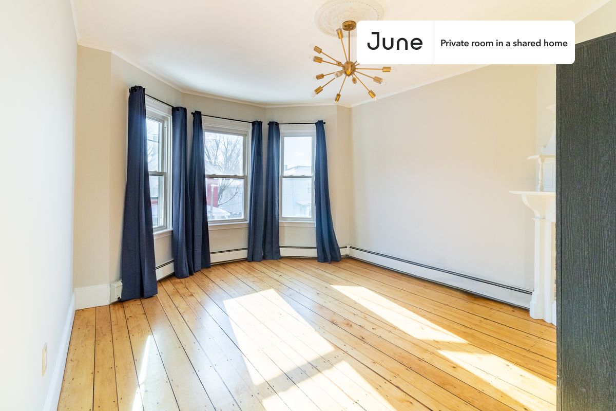 PLEASE NOTE: This is a private room in a shared apartment. You will have your own bedroom and shared common areas (kitchen, bathroom, etc.) with other residents.
Queen bedroom in a 4 bedroom / 1 bathroom apartment!
Check out 3D tour now: https://jnhm.es/10M
This Queen room in Roxbury is available on a 12 month lease or a flexible short term (31 to 364 days) lease. You pick your custom start and end date. Monthly rent rate is determined by furnishing preference, move-in date and move-out date. Speak to a June representative for recommendations on the best stay duration for the lowest rate, and learn more about this home on the June website: https://jnhm.es/5Sp
Amenities of this home: Dishwasher, Furnished Common Areas, Wi-Fi - Paid separately (High-Speed), Guarantors Allowed, Street parking - City permit required, Laundry - Paid separately (in building), Wall-Mounted TV, Hardwood Flooring, Microwave, Oven, Refrigerator, also, this unit is conveniently located, several local parks, restaurants and bars are just minutes away.
About June Homes: Welcome to the easiest rental experience of your life. Rent furnished or unfurnished apartments on a 12 month lease or a flexible short term (31 to 364 days). As a resident, you’ll have access to 24/7 support and monthly cleanings of the home’s shared spaces. Sign up now to apply online for your next home with June: https://jnhm.es/sign-roomi
Brokers welcome! Contact us for more details.
Interested? Kindly note that the minimum stay duration would be 31 days.
Use this listing ID when speaking to June team: #926 A