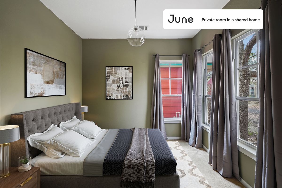 PLEASE NOTE: This is a private room in a shared apartment. You will have your own bedroom and shared common areas (kitchen, bathroom, etc.) with other residents.
Queen bedroom in a 5 bedroom / 2.5 bathroom apartment!
Check out 3D tour now: https://jnhm.es/YR
This Queen room in Cherrywood and Mueller is available on a 12 month lease or a flexible short term (31 to 364 days) lease. You pick your custom start and end date. Monthly rent rate is determined by furnishing preference, move-in date and move-out date. Speak to a June representative for recommendations on the best stay duration for the lowest rate, and learn more about this home on the June website: https://jnhm.es/5Qf
Amenities of this home: Dishwasher, Furnished Common Areas, Wi-Fi - Paid separately (High-Speed), Guarantors Allowed, 32-inch Flat-Screen TV, Central AC (Common space), Laundry in building (free), Enclosed backyard, Hardwood Flooring, Microwave, Oven, Refrigerator, also, this unit is conveniently located, several local parks, restaurants and bars are just minutes away.
About June Homes: Welcome to the easiest rental experience of your life. Rent furnished or unfurnished apartments on a 12 month lease or a flexible short term (31 to 364 days). As a resident, you’ll have access to 24/7 support and monthly cleanings of the home’s shared spaces. Sign up now to apply online for your next home with June: https://jnhm.es/sign-roomi
Brokers welcome! Contact us for more details.
Interested? Use this listing ID when speaking to June team: #879 A