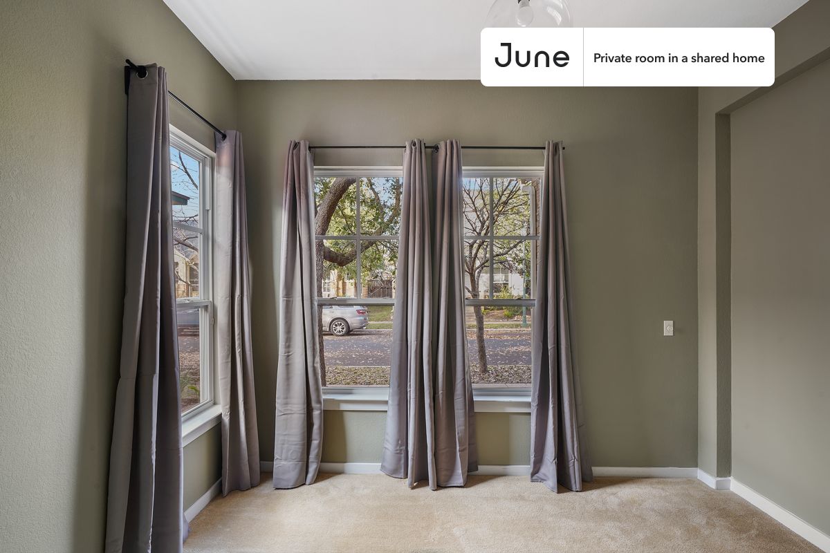 PLEASE NOTE: This is a private room in a shared apartment. You will have your own bedroom and shared common areas (kitchen, bathroom, etc.) with other residents.
Queen bedroom in a 5 bedroom / 2.5 bathroom apartment!
Check out 3D tour now: https://jnhm.es/YR
This Queen room in Cherrywood and Mueller is available on a 12 month lease or a flexible short term (31 to 364 days) lease. You pick your custom start and end date. Monthly rent rate is determined by furnishing preference, move-in date and move-out date. Speak to a June representative for recommendations on the best stay duration for the lowest rate, and learn more about this home on the June website: https://jnhm.es/5Qf
Amenities of this home: Dishwasher, Furnished Common Areas, Wi-Fi - Paid separately (High-Speed), Guarantors Allowed, 32-inch Flat-Screen TV, Central AC (Common space), Laundry in building (free), Enclosed backyard, Hardwood Flooring, Microwave, Oven, Refrigerator, also, this unit is conveniently located, several local parks, restaurants and bars are just minutes away.
About June Homes: Welcome to the easiest rental experience of your life. Rent furnished or unfurnished apartments on a 12 month lease or a flexible short term (31 to 364 days). As a resident, you’ll have access to 24/7 support and monthly cleanings of the home’s shared spaces. Sign up now to apply online for your next home with June: https://jnhm.es/sign-roomi
Brokers welcome! Contact us for more details.
Interested? Use this listing ID when speaking to June team: #879 A