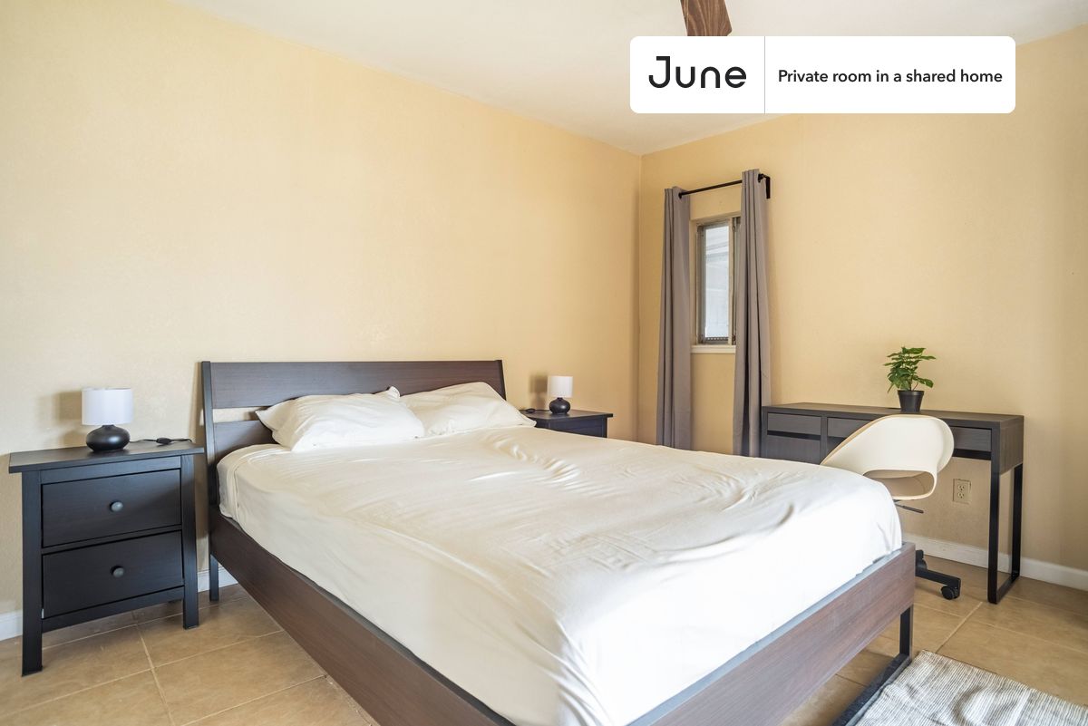 PLEASE NOTE: This is a private room in a shared apartment. You will have your own bedroom and shared common areas (kitchen, bathroom, etc.) with other residents.
Queen bedroom in a 4 bedroom / 2 bathroom apartment!
Check out 3D tour now: https://jnhm.es/11Y
This Queen room in Pecan Springs-Springdale is available on a 12 month lease or a flexible short term (31 to 364 days) lease. You pick your custom start and end date. Monthly rent rate is determined by furnishing preference, move-in date and move-out date. Speak to a June representative for recommendations on the best stay duration for the lowest rate, and learn more about this home on the June website: https://jnhm.es/5UP
Amenities of this home: Dishwasher, Furnished Common Areas, Wi-Fi - Paid separately (High-Speed), Outdoor space, Guarantors Allowed, Decorative fireplace, 32-inch Flat-Screen TV, Central AC (Common space), Laundry in home (free), Hardwood Flooring, Microwave, Oven, Refrigerator, also, this unit is conveniently located, several local parks, restaurants and bars are just minutes away.
About June Homes: Welcome to the easiest rental experience of your life. Rent furnished or unfurnished apartments on a 12 month lease or a flexible short term (31 to 364 days). As a resident, you’ll have access to 24/7 support and monthly cleanings of the home’s shared spaces. Sign up now to apply online for your next home with June: https://jnhm.es/sign-roomi
Brokers welcome! Contact us for more details.
Interested? Use this listing ID when speaking to June team: #967 D