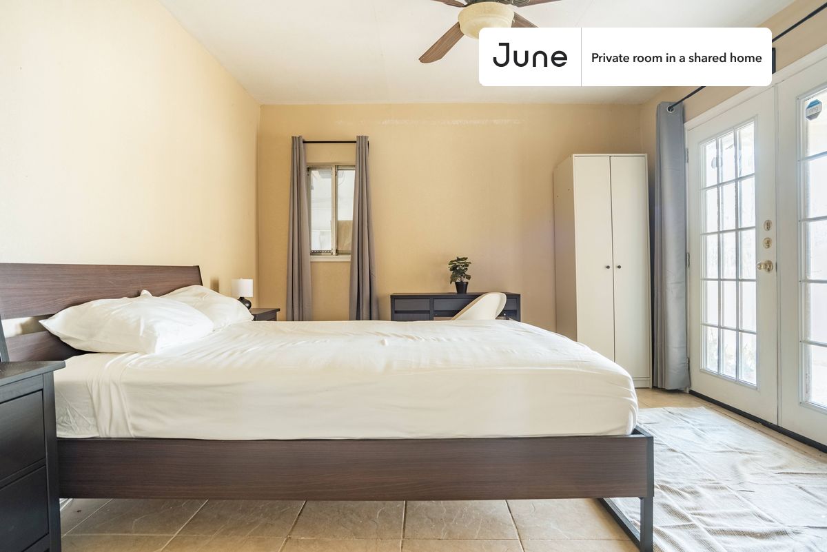 PLEASE NOTE: This is a private room in a shared apartment. You will have your own bedroom and shared common areas (kitchen, bathroom, etc.) with other residents.
Queen bedroom in a 4 bedroom / 2 bathroom apartment!
Check out 3D tour now: https://jnhm.es/11Y
This Queen room in Pecan Springs-Springdale is available on a 12 month lease or a flexible short term (31 to 364 days) lease. You pick your custom start and end date. Monthly rent rate is determined by furnishing preference, move-in date and move-out date. Speak to a June representative for recommendations on the best stay duration for the lowest rate, and learn more about this home on the June website: https://jnhm.es/5UP
Amenities of this home: Dishwasher, Furnished Common Areas, Wi-Fi - Paid separately (High-Speed), Outdoor space, Guarantors Allowed, Decorative fireplace, 32-inch Flat-Screen TV, Central AC (Common space), Laundry in home (free), Hardwood Flooring, Microwave, Oven, Refrigerator, also, this unit is conveniently located, several local parks, restaurants and bars are just minutes away.
About June Homes: Welcome to the easiest rental experience of your life. Rent furnished or unfurnished apartments on a 12 month lease or a flexible short term (31 to 364 days). As a resident, you’ll have access to 24/7 support and monthly cleanings of the home’s shared spaces. Sign up now to apply online for your next home with June: https://jnhm.es/sign-roomi
Brokers welcome! Contact us for more details.
Interested? Use this listing ID when speaking to June team: #967 D