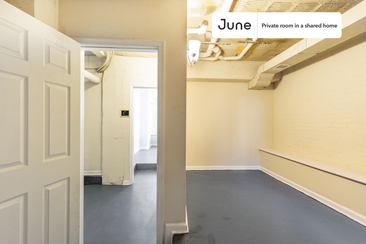 

PLEASE NOTE: This is a private room in a shared apartment. You will have your own bedroom and shared common areas (kitchen, bathroom, etc.) with other residents.

Full bedroom in a 4 bedroom / 2 bathroom apartment!

Check out 3D tour now:  https://jnhm.es/8aG

This  Full room in Dupont Circle  is available on a 12 month lease or a flexible short term (31 to 364 days) lease. You pick your custom start and end date. Monthly rent rate is determined by furnishing preference, move-in date and move-out date. Speak to a June representative for recommendations on the best stay duration for the lowest rate, and learn more about this home on the June website:  https://jnhm.es/6mN

Amenities of this home:   Dishwasher,    Furnished Common Areas,    Wi-Fi - Paid separately (High-Speed),    Guarantors Allowed,       32-inch Flat-Screen TV,    Street parking - City permit required,    Living area,    Hardwood Flooring,    Microwave,    Refrigerator,    Air Conditioning | HVAC,      also, this unit is conveniently located, several local parks, restaurants and bars are just minutes away.

About June Homes: Welcome to the easiest rental experience of your life. Rent furnished or unfurnished apartments on a 12 month lease or a flexible short term (31 to 364 days). As a resident, you’ll have access to 24/7 support and monthly cleanings of the home’s shared spaces. Sign up now to apply online for your next home with June: https://jnhm.es/sign-roomi

Brokers welcome! Contact us for more details.

Interested? Kindly note that the minimum stay duration would be 31 days. 

Use this listing ID when speaking to June team:  #1559 D