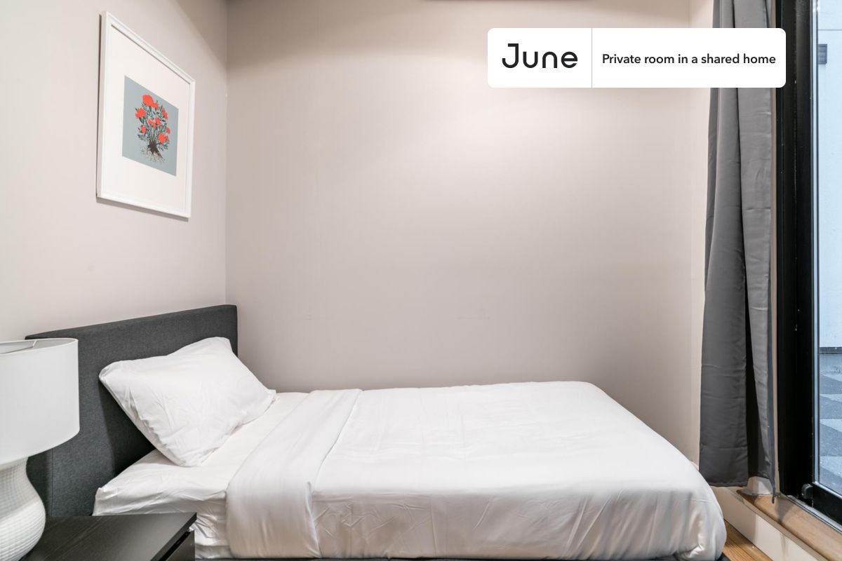 PLEASE NOTE: This is a private room in a shared apartment. You will have your own bedroom and shared common areas (kitchen, bathroom, etc.) with other residents.
Twin bedroom in a 6 bedroom / 6.5 bathroom apartment!
Check out 3D tour now: https://jnhm.es/8as
This Twin room in Williamsburg is available on a 12 month lease or a flexible short term (31 to 364 days) lease. You pick your custom start and end date. Monthly rent rate is determined by furnishing preference, move-in date and move-out date. Speak to a June representative for recommendations on the best stay duration for the lowest rate, and learn more about this home on the June website: https://jnhm.es/6lZ
Amenities of this home: Dishwasher, Patio, Furnished Common Areas, Wi-Fi - Paid separately (High-Speed), Guarantors Allowed, 32-inch Flat-Screen TV, Dining area, Gym, Laundry - Paid separately (in building), AC (Common space), Living area, Hardwood Flooring, Microwave, Oven, Refrigerator, also, this unit is conveniently located, several local parks, restaurants and bars are just minutes away.
About June Homes: Welcome to the easiest rental experience of your life. Rent furnished or unfurnished apartments on a 12 month lease or a flexible short term (31 to 364 days). As a resident, you’ll have access to 24/7 support and monthly cleanings of the home’s shared spaces. Sign up now to apply online for your next home with June: https://jnhm.es/sign-roomi
Brokers welcome! Contact us for more details.
Interested? Use this listing ID when speaking to June team: #1530 A