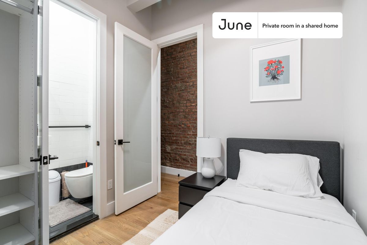 PLEASE NOTE: This is a private room in a shared apartment. You will have your own bedroom and shared common areas (kitchen, bathroom, etc.) with other residents.
Twin bedroom in a 6 bedroom / 6.5 bathroom apartment!
Check out 3D tour now: https://jnhm.es/8as
This Twin room in Williamsburg is available on a 12 month lease or a flexible short term (31 to 364 days) lease. You pick your custom start and end date. Monthly rent rate is determined by furnishing preference, move-in date and move-out date. Speak to a June representative for recommendations on the best stay duration for the lowest rate, and learn more about this home on the June website: https://jnhm.es/6lZ
Amenities of this home: Dishwasher, Patio, Furnished Common Areas, Wi-Fi - Paid separately (High-Speed), Guarantors Allowed, 32-inch Flat-Screen TV, Dining area, Gym, Laundry - Paid separately (in building), AC (Common space), Living area, Hardwood Flooring, Microwave, Oven, Refrigerator, also, this unit is conveniently located, several local parks, restaurants and bars are just minutes away.
About June Homes: Welcome to the easiest rental experience of your life. Rent furnished or unfurnished apartments on a 12 month lease or a flexible short term (31 to 364 days). As a resident, you’ll have access to 24/7 support and monthly cleanings of the home’s shared spaces. Sign up now to apply online for your next home with June: https://jnhm.es/sign-roomi
Brokers welcome! Contact us for more details.
Interested? Use this listing ID when speaking to June team: #1530 A