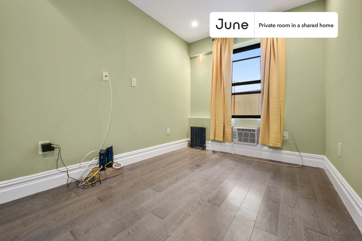 PLEASE NOTE: This is a private room in a shared apartment. You will have your own bedroom and shared common areas (kitchen, bathroom, etc.) with other residents.
Queen bedroom in a 3 bedroom / 1 bathroom apartment!
Check out 3D tour now: https://jnhm.es/Tt
This Queen room in East Village is available on a 12 month lease or a flexible short term (31 to 364 days) lease. You pick your custom start and end date. Monthly rent rate is determined by furnishing preference, move-in date and move-out date. Speak to a June representative for recommendations on the best stay duration for the lowest rate, and learn more about this home on the June website: https://jnhm.es/5Bg
Amenities of this home: Dishwasher, Furnished Common Areas, Wi-Fi - Paid separately (High-Speed), Elevator, Guarantors Allowed, Laundry in home (free), Security cameras, Lobby reception (part-time), Hardwood Flooring, Microwave, Oven, Refrigerator, also, this unit is conveniently located, several local parks, restaurants and bars are just minutes away.
About June Homes: Welcome to the easiest rental experience of your life. Rent furnished or unfurnished apartments on a 12 month lease or a flexible short term (31 to 364 days). As a resident, you’ll have access to 24/7 support and monthly cleanings of the home’s shared spaces. Sign up now to apply online for your next home with June: https://jnhm.es/sign-roomi
Brokers welcome! Contact us for more details.
Interested? Use this listing ID when speaking to June team: #559 A