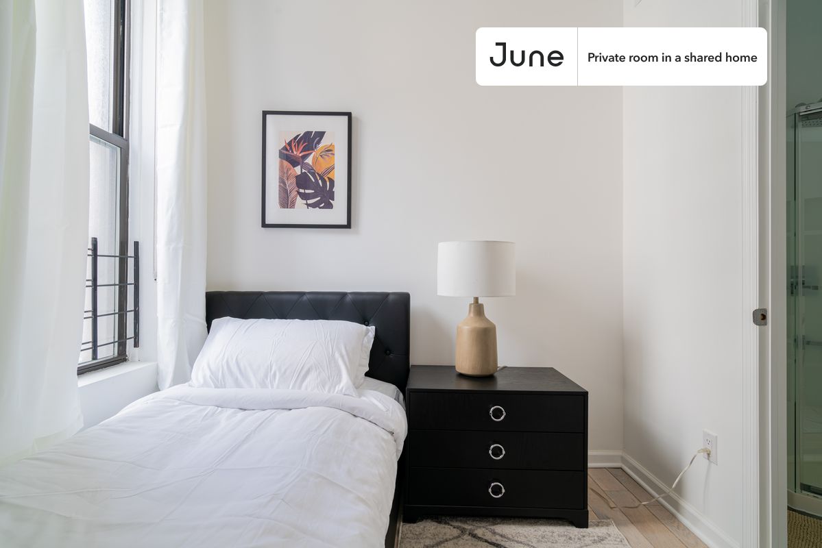 PLEASE NOTE: This is a private room in a shared apartment. You will have your own bedroom and shared common areas (kitchen, bathroom, etc.) with other residents.
Twin bedroom in a 4 bedroom / 4 bathroom apartment!
Check out 3D tour now: https://jnhm.es/87I
This Twin room in Midtown East is available on a 12 month lease or a flexible short term (31 to 364 days) lease. You pick your custom start and end date. Monthly rent rate is determined by furnishing preference, move-in date and move-out date. Speak to a June representative for recommendations on the best stay duration for the lowest rate, and learn more about this home on the June website: https://jnhm.es/63R
Amenities of this home: Guarantors Allowed, Wi-Fi - Paid separately (High-Speed), Furnished Common Areas, Dishwasher, Laundry in home (free), Mini Split, Hardwood Flooring, Microwave, Oven, Refrigerator, also, this unit is conveniently located, several local parks, restaurants and bars are just minutes away.
About June Homes: Welcome to the easiest rental experience of your life. Rent furnished or unfurnished apartments on a 12 month lease or a flexible short term (31 to 364 days). As a resident, you’ll have access to 24/7 support and monthly cleanings of the home’s shared spaces. Sign up now to apply online for your next home with June: https://jnhm.es/sign-roomi
Brokers welcome! Contact us for more details.
Interested? Use this listing ID when speaking to June team: #1114 C