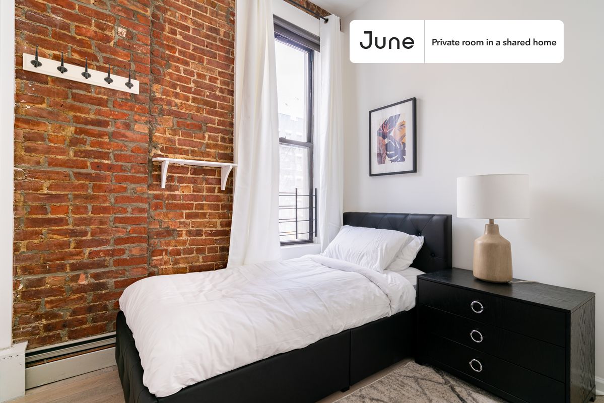 PLEASE NOTE: This is a private room in a shared apartment. You will have your own bedroom and shared common areas (kitchen, bathroom, etc.) with other residents.
Twin bedroom in a 4 bedroom / 4 bathroom apartment!
Check out 3D tour now: https://jnhm.es/87I
This Twin room in Midtown East is available on a 12 month lease or a flexible short term (31 to 364 days) lease. You pick your custom start and end date. Monthly rent rate is determined by furnishing preference, move-in date and move-out date. Speak to a June representative for recommendations on the best stay duration for the lowest rate, and learn more about this home on the June website: https://jnhm.es/63R
Amenities of this home: Guarantors Allowed, Wi-Fi - Paid separately (High-Speed), Furnished Common Areas, Dishwasher, Laundry in home (free), Mini Split, Hardwood Flooring, Microwave, Oven, Refrigerator, also, this unit is conveniently located, several local parks, restaurants and bars are just minutes away.
About June Homes: Welcome to the easiest rental experience of your life. Rent furnished or unfurnished apartments on a 12 month lease or a flexible short term (31 to 364 days). As a resident, you’ll have access to 24/7 support and monthly cleanings of the home’s shared spaces. Sign up now to apply online for your next home with June: https://jnhm.es/sign-roomi
Brokers welcome! Contact us for more details.
Interested? Use this listing ID when speaking to June team: #1114 C