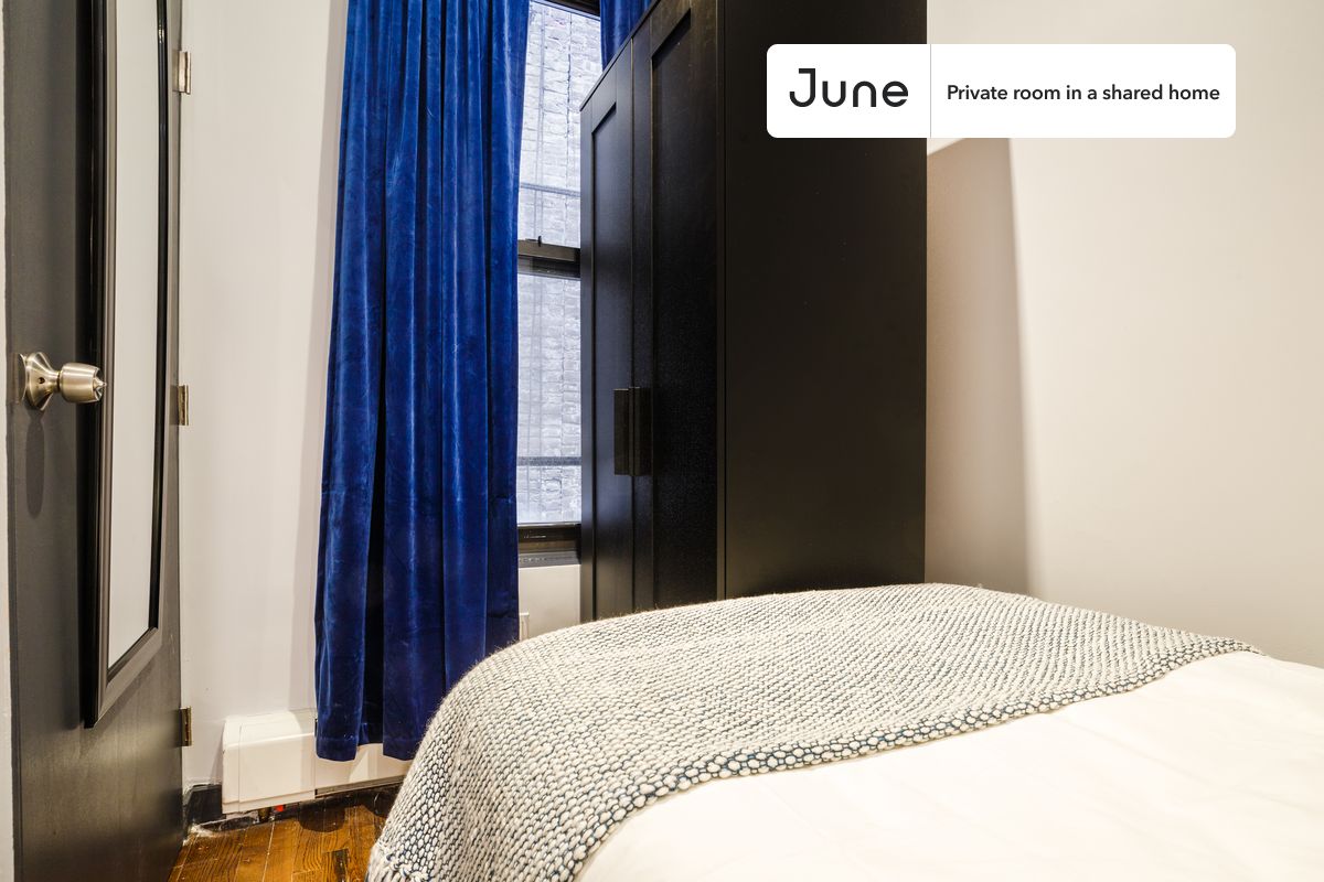 

PLEASE NOTE: This is a private room in a shared apartment. You will have your own bedroom and shared common areas (kitchen, bathroom, etc.) with other residents.

Twin bedroom in a 4 bedroom / 2 bathroom apartment!

Check out 3D tour now:  https://jnhm.es/PA

This  Twin room in Upper East Side  is available on a 12 month lease or a flexible short term (31 to 364 days) lease. You pick your custom start and end date. Monthly rent rate is determined by furnishing preference, move-in date and move-out date. Speak to a June representative for recommendations on the best stay duration for the lowest rate, and learn more about this home on the June website:  https://jnhm.es/yA

Amenities of this home:   Dine in kitchen,    Laundry - Paid separately (in building),    Smart lock,    Furnished Common Areas,    Wi-Fi - Paid separately (High-Speed),    Guarantors Allowed,       32-inch Flat-Screen TV,       Hardwood Flooring,    Microwave,    Oven,    Refrigerator,   also, this unit is conveniently located, several local parks, restaurants and bars are just minutes away.

About June Homes: Welcome to the easiest rental experience of your life. Rent furnished or unfurnished apartments on a 12 month lease or a flexible short term (31 to 364 days). As a resident, you’ll have access to 24/7 support and monthly cleanings of the home’s shared spaces. Sign up now to apply online for your next home with June: https://jnhm.es/sign-roomi

Brokers welcome! Contact us for more details.

Interested? Use this listing ID when speaking to June team:  #156 C