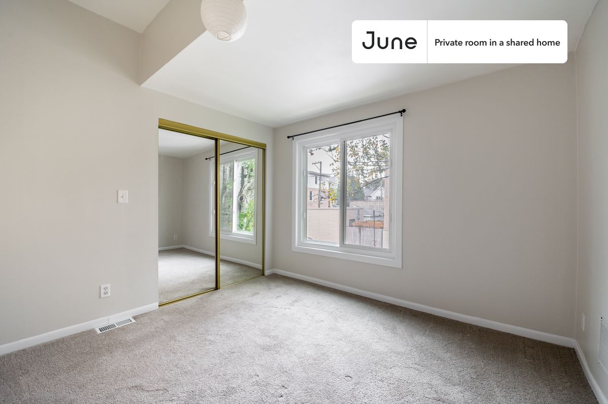PLEASE NOTE: This is a private room in a shared apartment. You will have your own bedroom and shared common areas (kitchen, bathroom, etc.) with other residents.
Queen bedroom in a 5 bedroom / 3 bathroom apartment!
Check out 3D tour now: https://jnhm.es/8bF
This Queen room in Wicker Park is available on a 12 month lease or a flexible short term (31 to 364 days) lease. You pick your custom start and end date. Monthly rent rate is determined by furnishing preference, move-in date and move-out date. Speak to a June representative for recommendations on the best stay duration for the lowest rate, and learn more about this home on the June website: https://jnhm.es/6oZ
Amenities of this home: Furnished Common Areas, Wi-Fi - Paid separately (High-Speed), Outdoor space, Guarantors Allowed, 32-inch Flat-Screen TV, Dine in kitchen, Street parking - City permit required, Laundry in home (free), Living area, Hardwood Flooring, Microwave, Oven, Refrigerator, garage parking (paid), also, this unit is conveniently located, several local parks, restaurants and bars are just minutes away.
About June Homes: Welcome to the easiest rental experience of your life. Rent furnished or unfurnished apartments on a 12 month lease or a flexible short term (31 to 364 days). As a resident, you’ll have access to 24/7 support and monthly cleanings of the home’s shared spaces. Sign up now to apply online for your next home with June: https://jnhm.es/sign-roomi
Brokers welcome! Contact us for more details.
Interested? Kindly note that the minimum stay duration would be 32 days.
Use this listing ID when speaking to June team: #1600 E