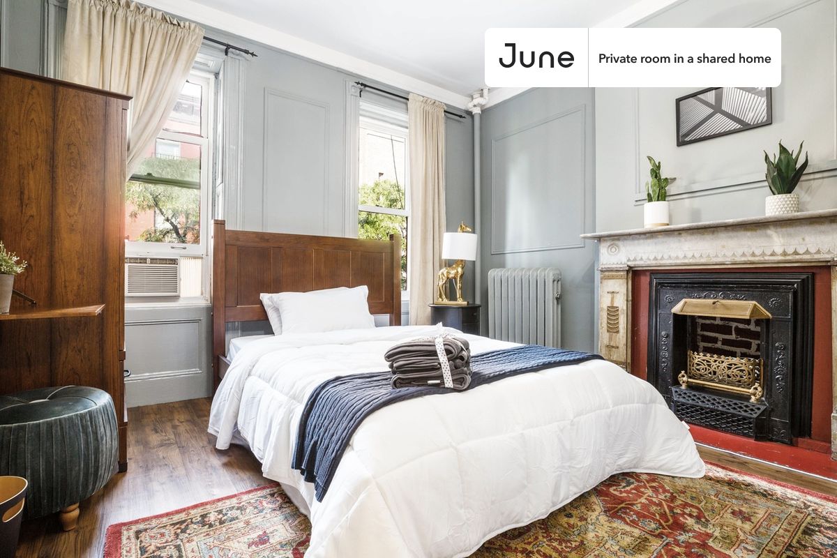 PLEASE NOTE: This is a private room in a shared apartment. You will have your own bedroom and shared common areas (kitchen, bathroom, etc.) with other residents.
Full bedroom in a 5 bedroom / 1 bathroom apartment!
Check out 3D tour now: https://jnhm.es/Pg
This Full room in Hell's Kitchen is available on a 12 month lease or a flexible short term (31 to 364 days) lease. You pick your custom start and end date. Monthly rent rate is determined by furnishing preference, move-in date and move-out date. Speak to a June representative for recommendations on the best stay duration for the lowest rate, and learn more about this home on the June website: https://jnhm.es/3Y
Amenities of this home: Furnished Common Areas, Wi-Fi - Paid separately (High-Speed), Guarantors Allowed, 32-inch Flat-Screen TV, Dine in kitchen, Smart lock, Hardwood Flooring, Microwave, Oven, Refrigerator, also, this unit is conveniently located, several local parks, restaurants and bars are just minutes away.
About June Homes: Welcome to the easiest rental experience of your life. Rent furnished or unfurnished apartments on a 12 month lease or a flexible short term (31 to 364 days). As a resident, you’ll have access to 24/7 support and monthly cleanings of the home’s shared spaces. Sign up now to apply online for your next home with June: https://jnhm.es/sign-roomi
Brokers welcome! Contact us for more details.
Interested? Use this listing ID when speaking to June team: #138 3A