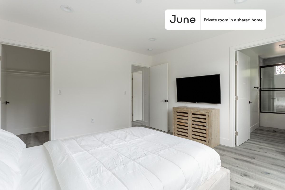 

PLEASE NOTE: This is a private room in a shared apartment. You will have your own bedroom and shared common areas (kitchen, bathroom, etc.) with other residents.

Queen bedroom in a 4 bedroom / 3 bathroom apartment!

Check out 3D tour now:  https://jnhm.es/87f

This  Queen room in North Hollywood  is available on a 12 month lease or a flexible short term (31 to 364 days) lease. You pick your custom start and end date. Monthly rent rate is determined by furnishing preference, move-in date and move-out date. Speak to a June representative for recommendations on the best stay duration for the lowest rate, and learn more about this home on the June website:  https://jnhm.es/6fY

Amenities of this home:   Dishwasher,    Furnished Common Areas,    Wi-Fi - Paid separately (High-Speed),    Guarantors Allowed,       Paid parking,    Laundry in home (free),       Wall-Mounted TV,    Hardwood Flooring,    Microwave,    Oven,    Refrigerator,   also, this unit is conveniently located, several local parks, restaurants and bars are just minutes away.

About June Homes: Welcome to the easiest rental experience of your life. Rent furnished or unfurnished apartments on a 12 month lease or a flexible short term (31 to 364 days). As a resident, you’ll have access to 24/7 support and monthly cleanings of the home’s shared spaces. Sign up now to apply online for your next home with June: https://jnhm.es/sign-roomi

Brokers welcome! Contact us for more details.

Interested? Use this listing ID when speaking to June team:  #1399 D