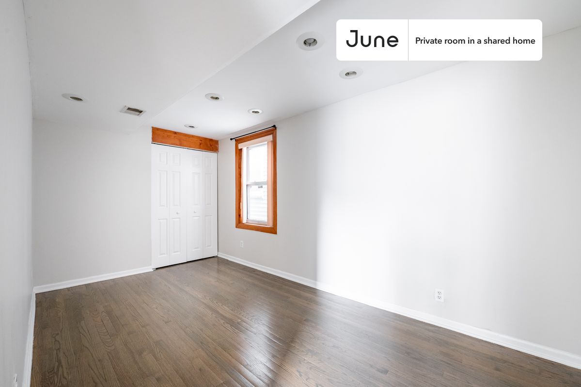 PLEASE NOTE: This is a private room in a shared apartment. You will have your own bedroom and shared common areas (kitchen, bathroom, etc.) with other residents.
Queen bedroom in a 5 bedroom / 3 bathroom apartment!
Check out 3D tour now: https://jnhm.es/8bF
This Queen room in Wicker Park is available on a 12 month lease or a flexible short term (31 to 364 days) lease. You pick your custom start and end date. Monthly rent rate is determined by furnishing preference, move-in date and move-out date. Speak to a June representative for recommendations on the best stay duration for the lowest rate, and learn more about this home on the June website: https://jnhm.es/6oW
Amenities of this home: Furnished Common Areas, Wi-Fi - Paid separately (High-Speed), Outdoor space, Guarantors Allowed, 32-inch Flat-Screen TV, Dine in kitchen, Street parking - City permit required, Laundry in home (free), Living area, Hardwood Flooring, Microwave, Oven, Refrigerator, garage parking (paid), also, this unit is conveniently located, several local parks, restaurants and bars are just minutes away.
About June Homes: Welcome to the easiest rental experience of your life. Rent furnished or unfurnished apartments on a 12 month lease or a flexible short term (31 to 364 days). As a resident, you’ll have access to 24/7 support and monthly cleanings of the home’s shared spaces. Sign up now to apply online for your next home with June: https://jnhm.es/sign-roomi
Brokers welcome! Contact us for more details.
Interested? Kindly note that the minimum stay duration would be 32 days.
Use this listing ID when speaking to June team: #1600 B
