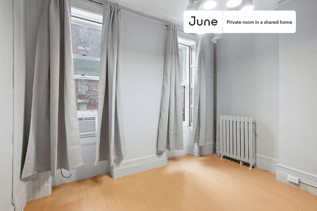 PLEASE NOTE: This is a private room in a shared apartment. You will have your own bedroom and shared common areas (kitchen, bathroom, etc.) with other residents.
Queen bedroom in a 4 bedroom / 1 bathroom apartment!
Check out 3D tour now: https://jnhm.es/R0
This Queen room in Hell's Kitchen is available on a 12 month lease or a flexible short term (31 to 364 days) lease. You pick your custom start and end date. Monthly rent rate is determined by furnishing preference, move-in date and move-out date. Speak to a June representative for recommendations on the best stay duration for the lowest rate, and learn more about this home on the June website: https://jnhm.es/5tr
Amenities of this home: Dishwasher, Furnished Common Areas, Wi-Fi - Paid separately (High-Speed), Guarantors Allowed, 32-inch Flat-Screen TV, Hardwood Flooring, Microwave, Oven, Refrigerator, also, this unit is conveniently located, several local parks, restaurants and bars are just minutes away.
About June Homes: Welcome to the easiest rental experience of your life. Rent furnished or unfurnished apartments on a 12 month lease or a flexible short term (31 to 364 days). As a resident, you’ll have access to 24/7 support and monthly cleanings of the home’s shared spaces. Sign up now to apply online for your next home with June: https://jnhm.es/sign-roomi
Brokers welcome! Contact us for more details.
Interested? Use this listing ID when speaking to June team: #386 2A