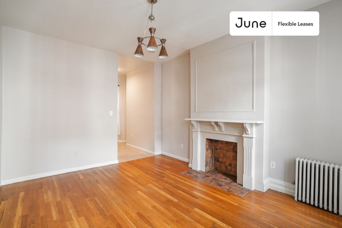 

1 bedroom in Upper East Side on flexible lease terms.

Check out 3D tour now:  https://jnhm.es/Xr

This  1 bedroom apartment on the Upper East Side  is available on a flexible 1-18 month lease. Monthly rent rate is determined by furnishing preference, move-in date and move-out date. Speak to a June representative for recommendations on the best stay duration for the lowest rate, and learn more about this home on the June website:     https://jnhm.es/5Lc

Amenities of this home:   Wi-Fi - Paid separately (High-Speed),    Guarantors Allowed,       Decorative fireplace,    Couple-Friendly,       Hardwood Flooring,    Microwave,    Oven,    Refrigerator,   also, this unit is conveniently located, several local parks, restaurants and bars are just minutes away.

About June Homes: Welcome to the easiest rental experience of your life. Rent furnished or unfurnished apartments for 1 - 18 months, bypass hidden costs and broker fees and enjoy an easy move-in. As a resident, you’ll have access to 24/7 support and monthly cleanings of the home’s shared spaces. Sign up now to apply online for your next home with June: https://jnhm.es/sign-roomi

Interested? Use this listing ID when speaking to June team:  #774