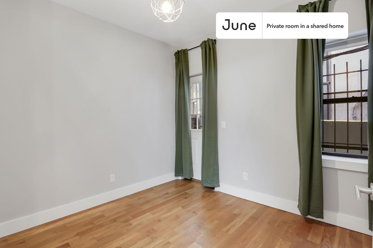 

PLEASE NOTE: This is a private room in a shared apartment. You will have your own bedroom and shared common areas (kitchen, bathroom, etc.) with other residents.

Full bedroom in a 5 bedroom / 2.5 bathroom apartment!

Check out 3D tour now:  https://jnhm.es/66

This  Full room in Bedford-Stuyvesant  is available on a 12 month lease or a flexible short term (31 to 364 days) lease. You pick your custom start and end date. Monthly rent rate is determined by furnishing preference, move-in date and move-out date. Speak to a June representative for recommendations on the best stay duration for the lowest rate, and learn more about this home on the June website:  https://jnhm.es/5v9

Amenities of this home:   Dishwasher,    Furnished Common Areas,    Wi-Fi - Paid separately (High-Speed),    Guarantors Allowed,       32-inch Flat-Screen TV,    Dining area,    Laundry - Paid separately (in building),       Hardwood Flooring,    Microwave,    Oven,    Refrigerator,   also, this unit is conveniently located, several local parks, restaurants and bars are just minutes away.

About June Homes: Welcome to the easiest rental experience of your life. Rent furnished or unfurnished apartments on a 12 month lease or a flexible short term (31 to 364 days). As a resident, you’ll have access to 24/7 support and monthly cleanings of the home’s shared spaces. Sign up now to apply online for your next home with June: https://jnhm.es/sign-roomi

Brokers welcome! Contact us for more details.

Interested? Use this listing ID when speaking to June team:  #438 D