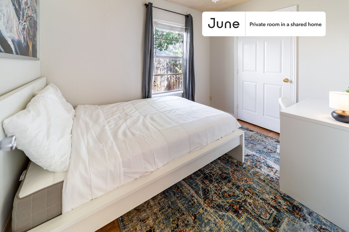 Limited time offer! Get $100 off your next rent with code SUMMER100. Mention it to our team!
Full bedroom in a 4 bedroom / 2 bathroom apartment!
Check out 3D tour now: https://jnhm.es/8aE
This Full room in Chestnut is available on a 12 month lease or a flexible short term (31 to 364 days) lease. You pick your custom start and end date. Monthly rent rate is determined by furnishing preference, move-in date and move-out date. Speak to a June representative for recommendations on the best stay duration for the lowest rate, and learn more about this home on the June website: https://jnhm.es/6m0
Amenities of this home: Dishwasher, Furnished Common Areas, Wi-Fi - Paid separately (High-Speed), Guarantors Allowed, 32-inch Flat-Screen TV, Street parking, Laundry in home (free), Living area, Hardwood Flooring, Microwave, Oven, Refrigerator, also, this unit is conveniently located, several local parks, restaurants and bars are just minutes away.
About June Homes: Welcome to the easiest rental experience of your life. Rent furnished or unfurnished apartments on a 12 month lease or a flexible short term (31 to 364 days). As a resident, you’ll have access to 24/7 support and monthly cleanings of the home’s shared spaces. Sign up now to apply online for your next home with June: https://jnhm.es/sign-roomi
Brokers accepted. 5% commission on rent.
Interested? Use this listing ID when speaking to June team: #1531 C