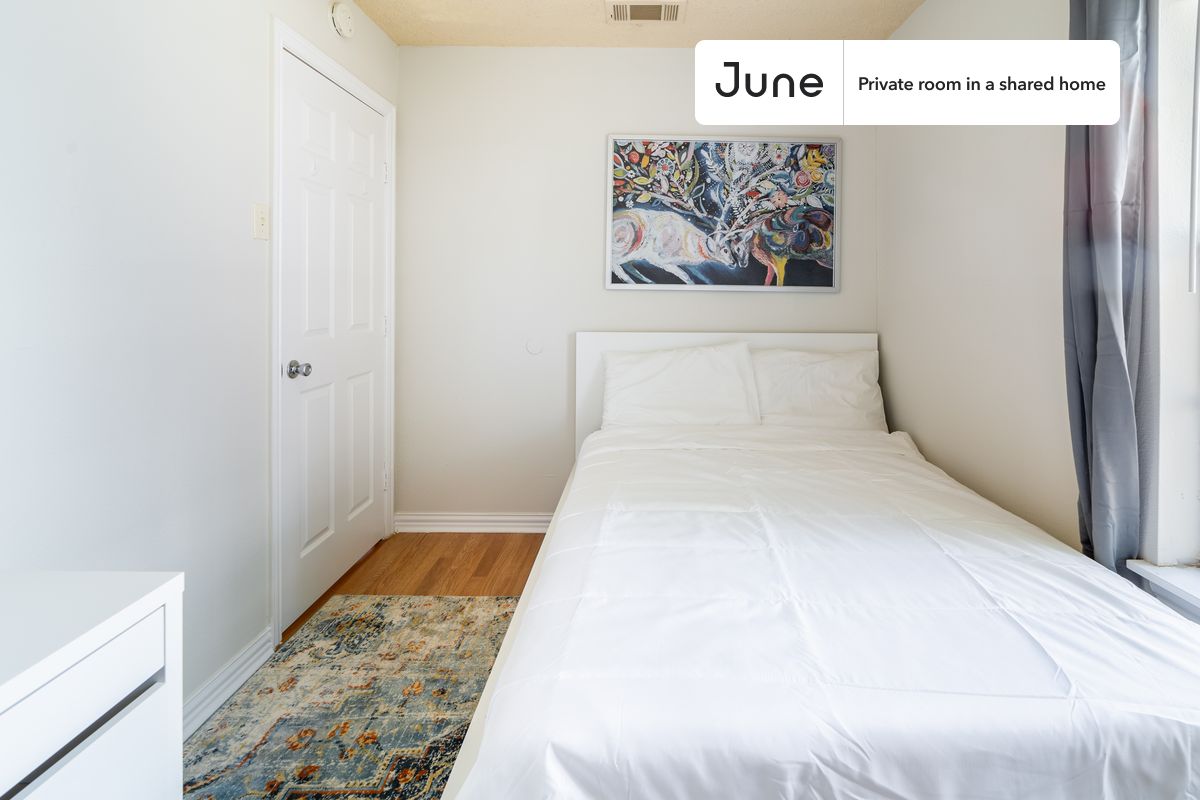 Limited time offer! Get $100 off your next rent with code SUMMER100. Mention it to our team!
Full bedroom in a 4 bedroom / 2 bathroom apartment!
Check out 3D tour now: https://jnhm.es/8aE
This Full room in Chestnut is available on a 12 month lease or a flexible short term (31 to 364 days) lease. You pick your custom start and end date. Monthly rent rate is determined by furnishing preference, move-in date and move-out date. Speak to a June representative for recommendations on the best stay duration for the lowest rate, and learn more about this home on the June website: https://jnhm.es/6m0
Amenities of this home: Dishwasher, Furnished Common Areas, Wi-Fi - Paid separately (High-Speed), Guarantors Allowed, 32-inch Flat-Screen TV, Street parking, Laundry in home (free), Living area, Hardwood Flooring, Microwave, Oven, Refrigerator, also, this unit is conveniently located, several local parks, restaurants and bars are just minutes away.
About June Homes: Welcome to the easiest rental experience of your life. Rent furnished or unfurnished apartments on a 12 month lease or a flexible short term (31 to 364 days). As a resident, you’ll have access to 24/7 support and monthly cleanings of the home’s shared spaces. Sign up now to apply online for your next home with June: https://jnhm.es/sign-roomi
Brokers accepted. 5% commission on rent.
Interested? Use this listing ID when speaking to June team: #1531 C