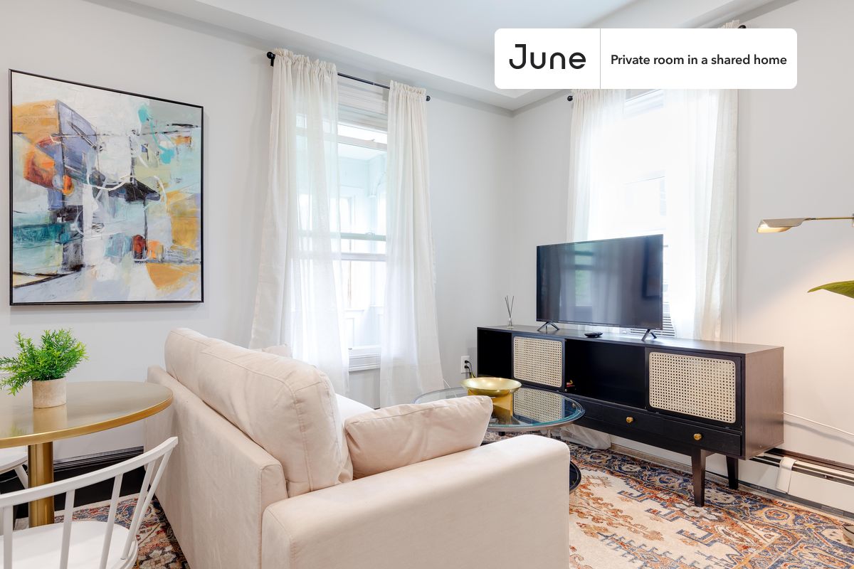 PLEASE NOTE: This is a private room in a shared apartment. You will have your own bedroom and shared common areas (kitchen, bathroom, etc.) with other residents.
Full bedroom in a 4 bedroom / 1.5 bathroom apartment!
Check out 3D tour now: https://jnhm.es/Qk
This Full room in South Boston is available on a 12 month lease or a flexible short term (31 to 364 days) lease. You pick your custom start and end date. Monthly rent rate is determined by furnishing preference, move-in date and move-out date. Speak to a June representative for recommendations on the best stay duration for the lowest rate, and learn more about this home on the June website: https://jnhm.es/Cb
Amenities of this home: Dishwasher, Furnished Common Areas, Wi-Fi - Paid separately (High-Speed), Guarantors Allowed, 32-inch Flat-Screen TV, Dine in kitchen, Street parking - City permit required, Laundry in home (free), Smart lock, Storage available, Balcony, Hardwood Flooring, Microwave, Oven, Refrigerator, also, this unit is conveniently located, several local parks, restaurants and bars are just minutes away.
About June Homes: Welcome to the easiest rental experience of your life. Rent furnished or unfurnished apartments on a 12 month lease or a flexible short term (31 to 364 days). As a resident, you’ll have access to 24/7 support and monthly cleanings of the home’s shared spaces. Sign up now to apply online for your next home with June: https://jnhm.es/sign-roomi
Brokers welcome! Contact us for more details.
Interested? Kindly note that the minimum stay duration would be 31 days.
Use this listing ID when speaking to June team: #193 2C