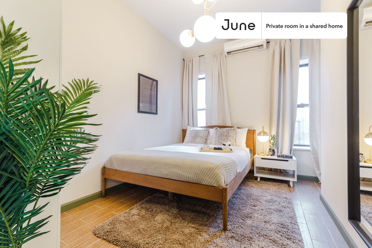 PLEASE NOTE: This is a private room in a shared apartment. You will have your own bedroom and shared common areas (kitchen, bathroom, etc.) with other residents.
Queen bedroom in a 3 bedroom / 1 bathroom apartment!
Check out 3D tour now: https://jnhm.es/S8
This Queen room in Chinatown is available on a 12 month lease or a flexible short term (31 to 364 days) lease. You pick your custom start and end date. Monthly rent rate is determined by furnishing preference, move-in date and move-out date. Speak to a June representative for recommendations on the best stay duration for the lowest rate, and learn more about this home on the June website: https://jnhm.es/FZ
Amenities of this home: Furnished Common Areas, Wi-Fi - Paid separately (High-Speed), Guarantors Allowed, 32-inch Flat-Screen TV, Laundry - Paid separately (in building), Hardwood Flooring, Microwave, Oven, Refrigerator, also, this unit is conveniently located, several local parks, restaurants and bars are just minutes away.
About June Homes: Welcome to the easiest rental experience of your life. Rent furnished or unfurnished apartments on a 12 month lease or a flexible short term (31 to 364 days). As a resident, you’ll have access to 24/7 support and monthly cleanings of the home’s shared spaces. Sign up now to apply online for your next home with June: https://jnhm.es/sign-roomi
Brokers welcome! Contact us for more details.
Interested? Use this listing ID when speaking to June team: #264 B
