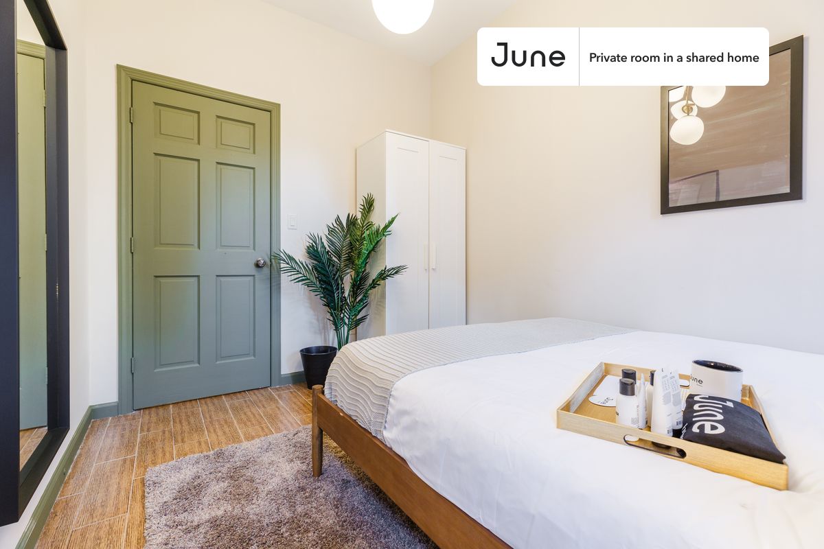 PLEASE NOTE: This is a private room in a shared apartment. You will have your own bedroom and shared common areas (kitchen, bathroom, etc.) with other residents.
Queen bedroom in a 3 bedroom / 1 bathroom apartment!
Check out 3D tour now: https://jnhm.es/S8
This Queen room in Chinatown is available on a 12 month lease or a flexible short term (31 to 364 days) lease. You pick your custom start and end date. Monthly rent rate is determined by furnishing preference, move-in date and move-out date. Speak to a June representative for recommendations on the best stay duration for the lowest rate, and learn more about this home on the June website: https://jnhm.es/FZ
Amenities of this home: Furnished Common Areas, Wi-Fi - Paid separately (High-Speed), Guarantors Allowed, 32-inch Flat-Screen TV, Laundry - Paid separately (in building), Hardwood Flooring, Microwave, Oven, Refrigerator, also, this unit is conveniently located, several local parks, restaurants and bars are just minutes away.
About June Homes: Welcome to the easiest rental experience of your life. Rent furnished or unfurnished apartments on a 12 month lease or a flexible short term (31 to 364 days). As a resident, you’ll have access to 24/7 support and monthly cleanings of the home’s shared spaces. Sign up now to apply online for your next home with June: https://jnhm.es/sign-roomi
Brokers welcome! Contact us for more details.
Interested? Use this listing ID when speaking to June team: #264 B