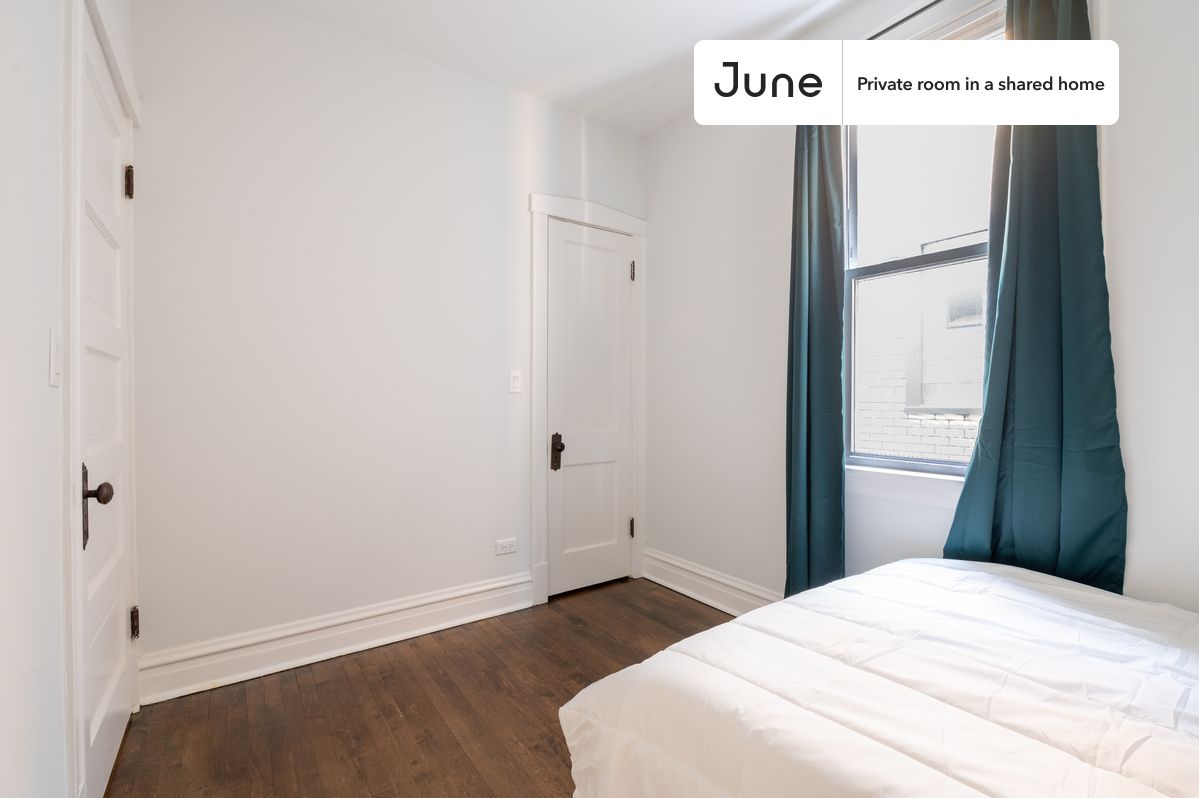PLEASE NOTE: This is a private room in a shared apartment. You will have your own bedroom and shared common areas (kitchen, bathroom, etc.) with other residents.
Full bedroom in a 4 bedroom / 2 bathroom apartment!
Check out 3D tour now: https://jnhm.es/88C
This Full room in Logan Square is available on a 12 month lease or a flexible short term (31 to 364 days) lease. You pick your custom start and end date. Monthly rent rate is determined by furnishing preference, move-in date and move-out date. Speak to a June representative for recommendations on the best stay duration for the lowest rate, and learn more about this home on the June website: https://jnhm.es/6jJ
Amenities of this home: 32-inch Flat-Screen TV, Guarantors Allowed, Wi-Fi - Paid separately (High-Speed), Furnished Common Areas, Dishwasher, Laundry in home (free), Dining area, Living area, Hardwood Flooring, Microwave, Oven, Refrigerator, garage parking (paid), also, this unit is conveniently located, several local parks, restaurants and bars are just minutes away.
About June Homes: Welcome to the easiest rental experience of your life. Rent furnished or unfurnished apartments on a 12 month lease or a flexible short term (31 to 364 days). As a resident, you’ll have access to 24/7 support and monthly cleanings of the home’s shared spaces. Sign up now to apply online for your next home with June: https://jnhm.es/sign-roomi
Brokers welcome! Contact us for more details.
Interested? Kindly note that the minimum stay duration would be 32 days.
Use this listing ID when speaking to June team: #1488 C
