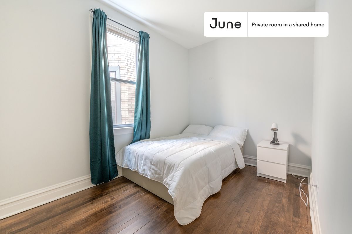 PLEASE NOTE: This is a private room in a shared apartment. You will have your own bedroom and shared common areas (kitchen, bathroom, etc.) with other residents.
Full bedroom in a 4 bedroom / 2 bathroom apartment!
Check out 3D tour now: https://jnhm.es/88C
This Full room in Logan Square is available on a 12 month lease or a flexible short term (31 to 364 days) lease. You pick your custom start and end date. Monthly rent rate is determined by furnishing preference, move-in date and move-out date. Speak to a June representative for recommendations on the best stay duration for the lowest rate, and learn more about this home on the June website: https://jnhm.es/6jJ
Amenities of this home: 32-inch Flat-Screen TV, Guarantors Allowed, Wi-Fi - Paid separately (High-Speed), Furnished Common Areas, Dishwasher, Laundry in home (free), Dining area, Living area, Hardwood Flooring, Microwave, Oven, Refrigerator, garage parking (paid), also, this unit is conveniently located, several local parks, restaurants and bars are just minutes away.
About June Homes: Welcome to the easiest rental experience of your life. Rent furnished or unfurnished apartments on a 12 month lease or a flexible short term (31 to 364 days). As a resident, you’ll have access to 24/7 support and monthly cleanings of the home’s shared spaces. Sign up now to apply online for your next home with June: https://jnhm.es/sign-roomi
Brokers welcome! Contact us for more details.
Interested? Kindly note that the minimum stay duration would be 32 days.
Use this listing ID when speaking to June team: #1488 C