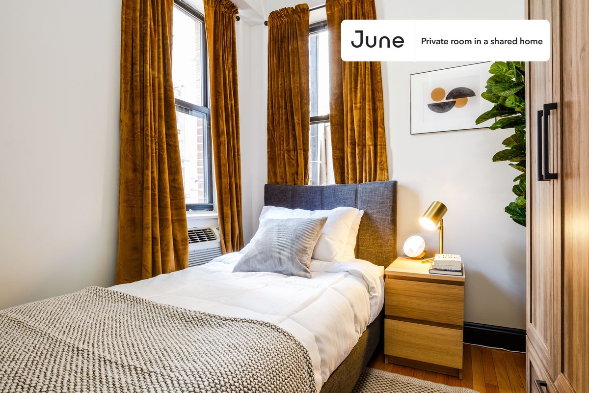 PLEASE NOTE: This is a private room in a shared apartment. You will have your own bedroom and shared common areas (kitchen, bathroom, etc.) with other residents.
Twin bedroom in a 3 bedroom / 1 bathroom apartment!
Check out 3D tour now: https://jnhm.es/Pk
This Twin room in Hell's Kitchen is available on a 12 month lease or a flexible short term (31 to 364 days) lease. You pick your custom start and end date. Monthly rent rate is determined by furnishing preference, move-in date and move-out date. Speak to a June representative for recommendations on the best stay duration for the lowest rate, and learn more about this home on the June website: https://jnhm.es/zZ
Amenities of this home: Dishwasher, Furnished Common Areas, Wi-Fi - Paid separately (High-Speed), Guarantors Allowed, 32-inch Flat-Screen TV, Dine in kitchen, Smart lock, Hardwood Flooring, Microwave, Oven, Refrigerator, also, this unit is conveniently located, several local parks, restaurants and bars are just minutes away.
About June Homes: Welcome to the easiest rental experience of your life. Rent furnished or unfurnished apartments on a 12 month lease or a flexible short term (31 to 364 days). As a resident, you’ll have access to 24/7 support and monthly cleanings of the home’s shared spaces. Sign up now to apply online for your next home with June: https://jnhm.es/sign-roomi
Brokers welcome! Contact us for more details.
Interested? Use this listing ID when speaking to June team: #142 C