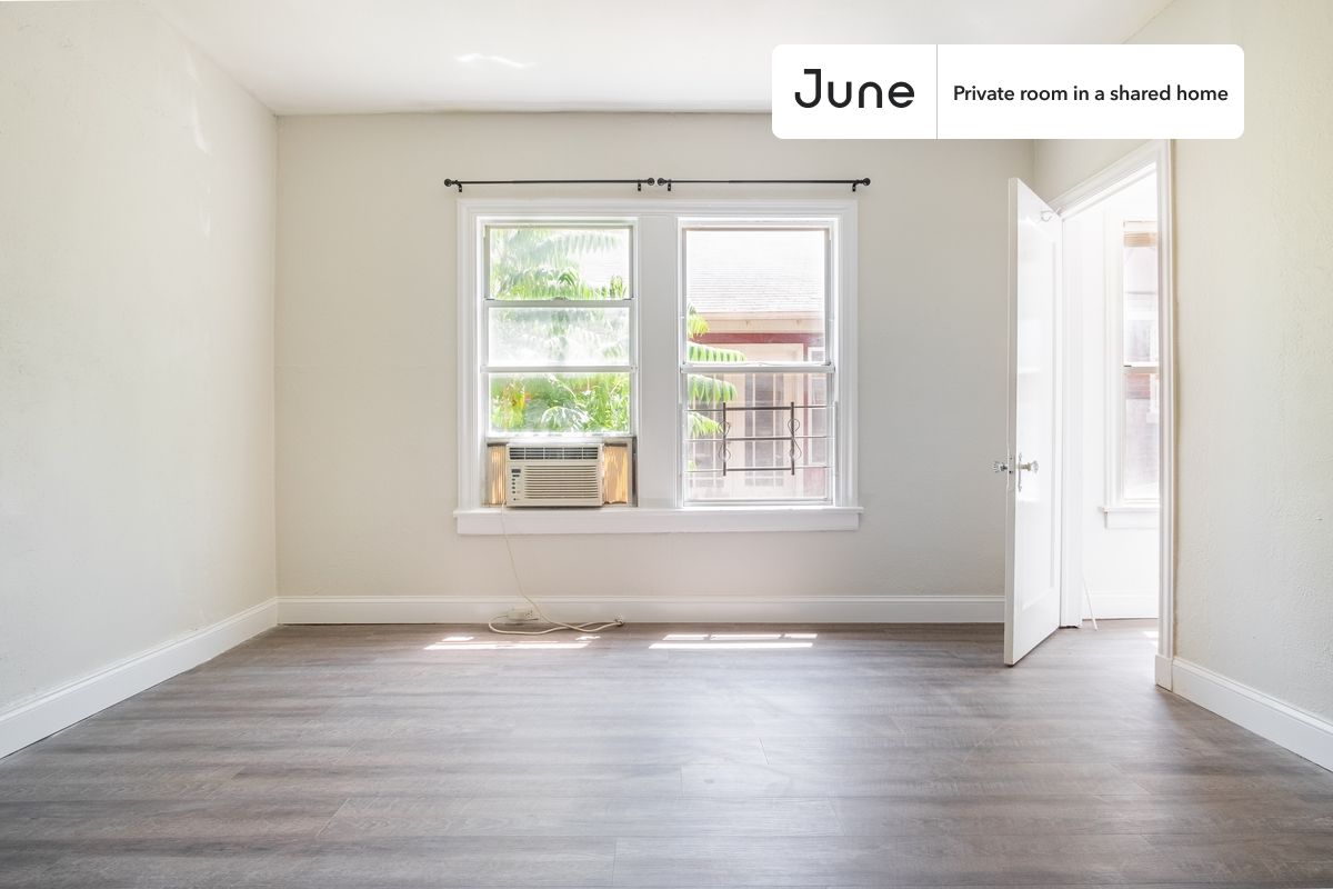 PLEASE NOTE: This is a private room in a shared apartment. You will have your own bedroom and shared common areas (kitchen, bathroom, etc.) with other residents.
Full bedroom in a 4 bedroom / 2 bathroom apartment!
Check out 3D tour now: https://jnhm.es/86i
This Full room in NorthEast Dallas is available on a 12 month lease or a flexible short term (31 to 364 days) lease. You pick your custom start and end date. Monthly rent rate is determined by furnishing preference, move-in date and move-out date. Speak to a June representative for recommendations on the best stay duration for the lowest rate, and learn more about this home on the June website: https://jnhm.es/6cF
Amenities of this home: Dishwasher, Furnished Common Areas, Wi-Fi - Paid separately (High-Speed), Guarantors Allowed, 32-inch Flat-Screen TV, Street parking - City permit required, Laundry in home (free), Hardwood Flooring, Microwave, Oven, Refrigerator, also, this unit is conveniently located, several local parks, restaurants and bars are just minutes away.
About June Homes: Welcome to the easiest rental experience of your life. Rent furnished or unfurnished apartments on a 12 month lease or a flexible short term (31 to 364 days). As a resident, you’ll have access to 24/7 support and monthly cleanings of the home’s shared spaces. Sign up now to apply online for your next home with June: https://jnhm.es/sign-roomi
Brokers welcome! Contact us for more details.
Interested? Use this listing ID when speaking to June team: #1326 C