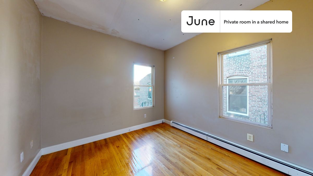 

PLEASE NOTE: This is a private room in a shared apartment. You will have your own bedroom and shared common areas (kitchen, bathroom, etc.) with other residents.

Queen bedroom in a 4 bedroom / 1.5 bathroom apartment!

Check out 3D tour now:  https://jnhm.es/89G

This  Queen room in Allston  is available on a 12 month lease or a flexible short term (31 to 364 days) lease. You pick your custom start and end date. Monthly rent rate is determined by furnishing preference, move-in date and move-out date. Speak to a June representative for recommendations on the best stay duration for the lowest rate, and learn more about this home on the June website:  https://jnhm.es/6az

Amenities of this home:   Dishwasher,    Furnished Common Areas,    Wi-Fi - Paid separately (High-Speed),    Guarantors Allowed,       32-inch Flat-Screen TV,    Street parking - City permit required,       Hardwood Flooring,    Microwave,    Oven,    Refrigerator,    Air Conditioning | HVAC,   also, this unit is conveniently located, several local parks, restaurants and bars are just minutes away.

About June Homes: Welcome to the easiest rental experience of your life. Rent furnished or unfurnished apartments on a 12 month lease or a flexible short term (31 to 364 days). As a resident, you’ll have access to 24/7 support and monthly cleanings of the home’s shared spaces. Sign up now to apply online for your next home with June: https://jnhm.es/sign-roomi

Brokers welcome! Contact us for more details.

Interested? Kindly note that the minimum stay duration would be 31 days. 

Use this listing ID when speaking to June team:  #1285 A