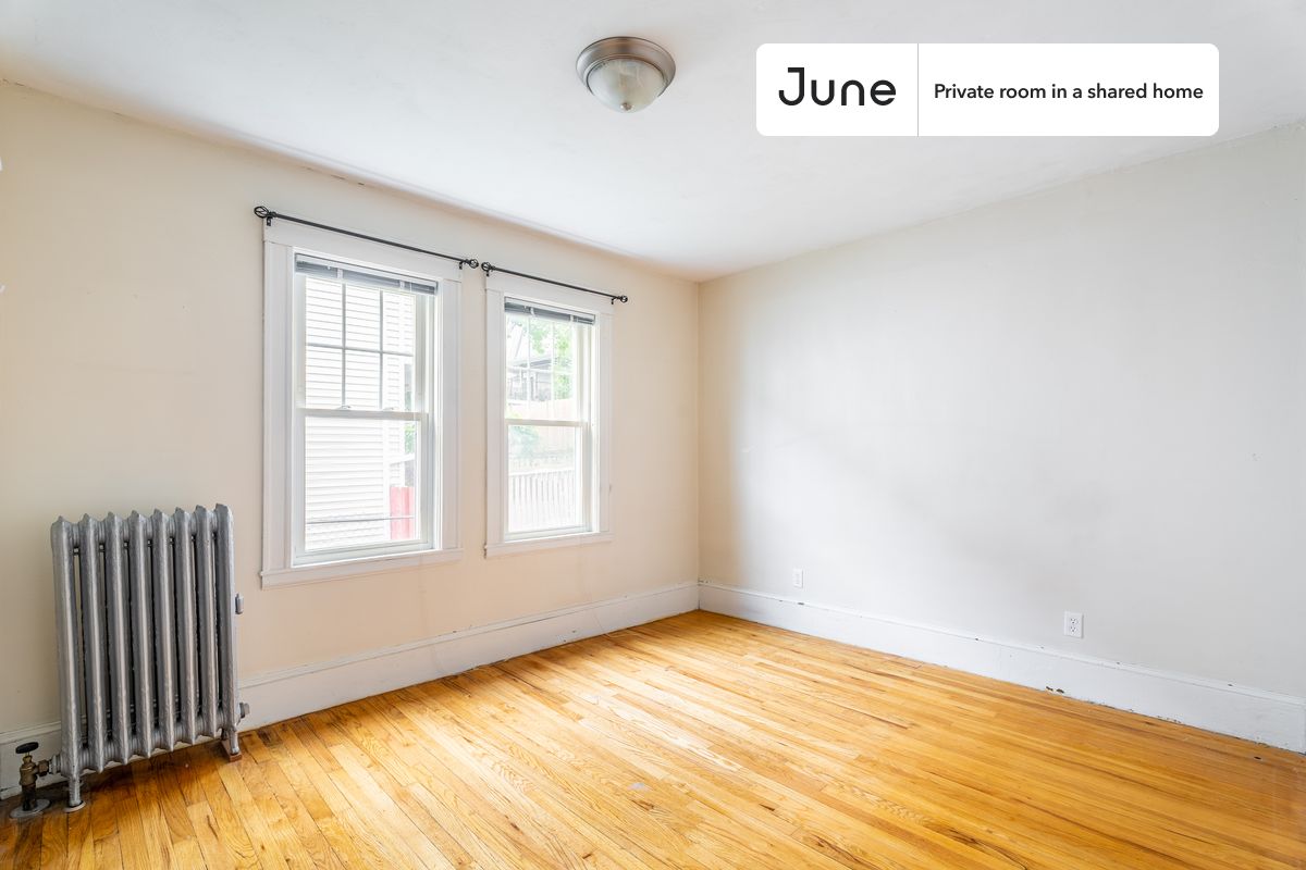 

PLEASE NOTE: This is a private room in a shared apartment. You will have your own bedroom and shared common areas (kitchen, bathroom, etc.) with other residents.

Full bedroom in a 4 bedroom / 1.5 bathroom apartment!

Check out 3D tour now:  https://jnhm.es/89H

This  Full room in Brighton  is available on a 12 month lease or a flexible short term (31 to 364 days) lease. You pick your custom start and end date. Monthly rent rate is determined by furnishing preference, move-in date and move-out date. Speak to a June representative for recommendations on the best stay duration for the lowest rate, and learn more about this home on the June website:  https://jnhm.es/6eI

Amenities of this home:   Dishwasher,    Furnished Common Areas,    Wi-Fi - Paid separately (High-Speed),    Guarantors Allowed,          Street parking - City permit required,    Laundry in building (free),    Wall-Mounted TV,    Hardwood Flooring,    Microwave,    Oven,    Refrigerator,   also, this unit is conveniently located, several local parks, restaurants and bars are just minutes away.

About June Homes: Welcome to the easiest rental experience of your life. Rent furnished or unfurnished apartments on a 12 month lease or a flexible short term (31 to 364 days). As a resident, you’ll have access to 24/7 support and monthly cleanings of the home’s shared spaces. Sign up now to apply online for your next home with June: https://jnhm.es/sign-roomi

Brokers welcome! Contact us for more details.

Interested? Kindly note that the minimum stay duration would be 31 days. 

Use this listing ID when speaking to June team:  #1372 D