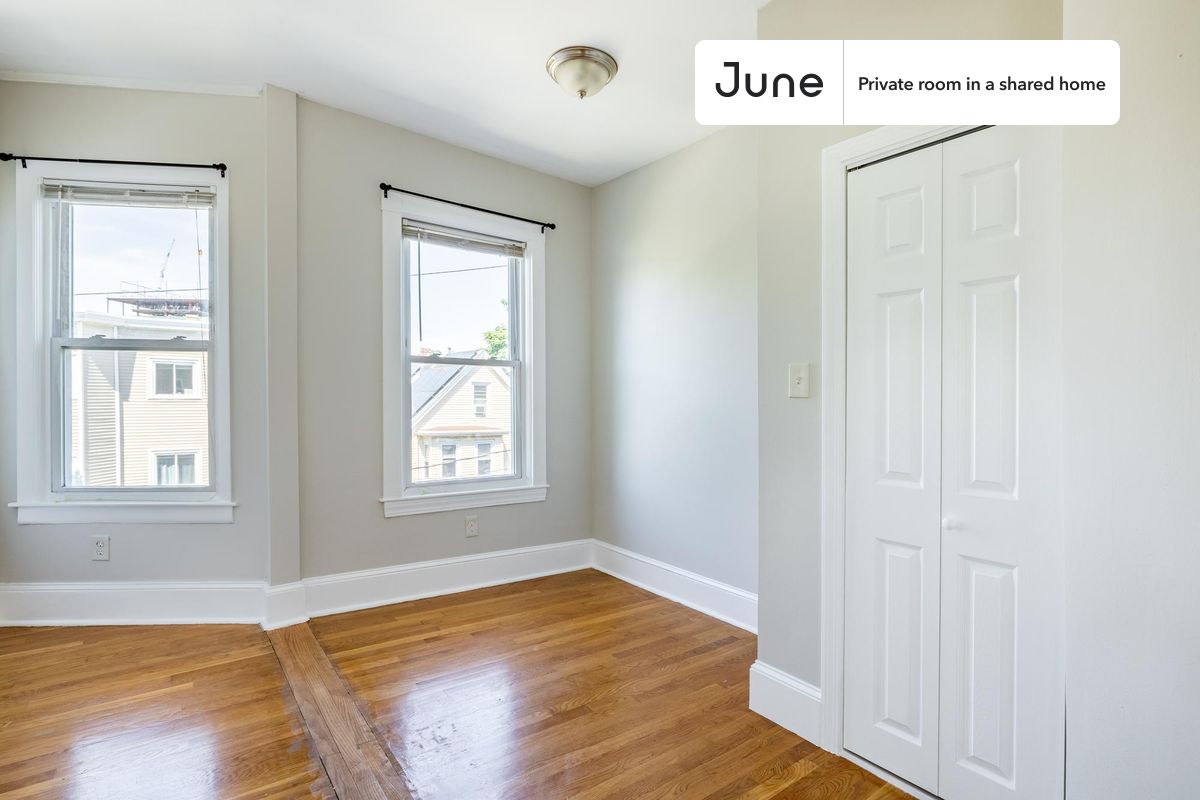 

PLEASE NOTE: This is a private room in a shared apartment. You will have your own bedroom and shared common areas (kitchen, bathroom, etc.) with other residents.

Full bedroom in a 3 bedroom / 1 bathroom apartment!

Check out 3D tour now:  https://jnhm.es/86v

This  Full room in Somerville  is available on a 12 month lease or a flexible short term (31 to 364 days) lease. You pick your custom start and end date. Monthly rent rate is determined by furnishing preference, move-in date and move-out date. Speak to a June representative for recommendations on the best stay duration for the lowest rate, and learn more about this home on the June website:  https://jnhm.es/6d6

Amenities of this home:   Dishwasher,    Furnished Common Areas,    Wi-Fi - Paid separately (High-Speed),    Guarantors Allowed,       32-inch Flat-Screen TV,       Street parking - City permit required,    Laundry - Paid separately (in building),    Hardwood Flooring,    Microwave,    Oven,    Refrigerator,   also, this unit is conveniently located, several local parks, restaurants and bars are just minutes away.

About June Homes: Welcome to the easiest rental experience of your life. Rent furnished or unfurnished apartments on a 12 month lease or a flexible short term (31 to 364 days). As a resident, you’ll have access to 24/7 support and monthly cleanings of the home’s shared spaces. Sign up now to apply online for your next home with June: https://jnhm.es/sign-roomi

Brokers welcome! Contact us for more details.

Interested? Kindly note that the minimum stay duration would be 31 days. 

Use this listing ID when speaking to June team:  #1340 A