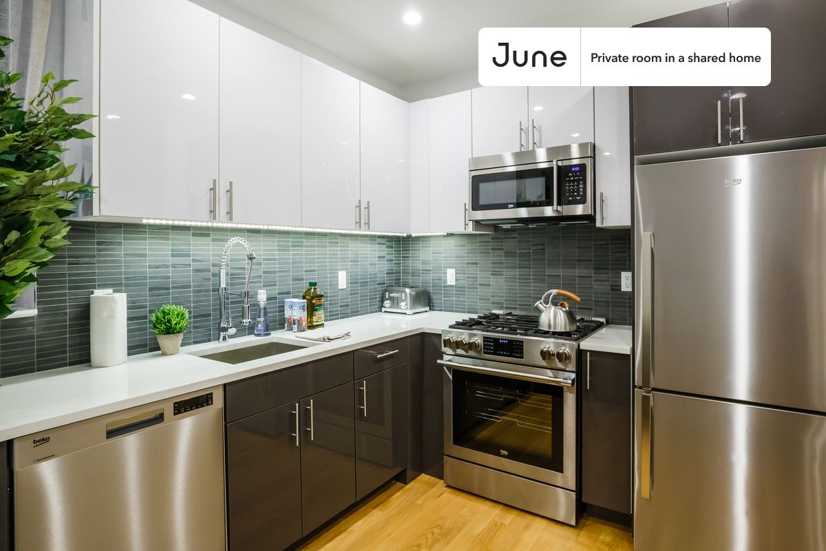 

PLEASE NOTE: This is a private room in a shared apartment. You will have your own bedroom and shared common areas (kitchen, bathroom, etc.) with other residents.

Queen bedroom in a 4 bedroom / 1.5 bathroom apartment!

Check out 3D tour now:  https://jnhm.es/SM

This  Queen room in Central Park  is available on a 12 month lease or a flexible short term (31 to 364 days) lease. You pick your custom start and end date. Monthly rent rate is determined by furnishing preference, move-in date and move-out date. Speak to a June representative for recommendations on the best stay duration for the lowest rate, and learn more about this home on the June website:  https://jnhm.es/4C

Amenities of this home:   Dishwasher,    Furnished Common Areas,    Wi-Fi - Paid separately (High-Speed),    Elevator,    Guarantors Allowed,       32-inch Flat-Screen TV,       Laundry in home (free),    Hardwood Flooring,    Microwave,    Oven,    Refrigerator,   also, this unit is conveniently located, several local parks, restaurants and bars are just minutes away.

About June Homes: Welcome to the easiest rental experience of your life. Rent furnished or unfurnished apartments on a 12 month lease or a flexible short term (31 to 364 days). As a resident, you’ll have access to 24/7 support and monthly cleanings of the home’s shared spaces. Sign up now to apply online for your next home with June: https://jnhm.es/sign-roomi

Brokers welcome! Contact us for more details.

Interested? Use this listing ID when speaking to June team:  #108 B