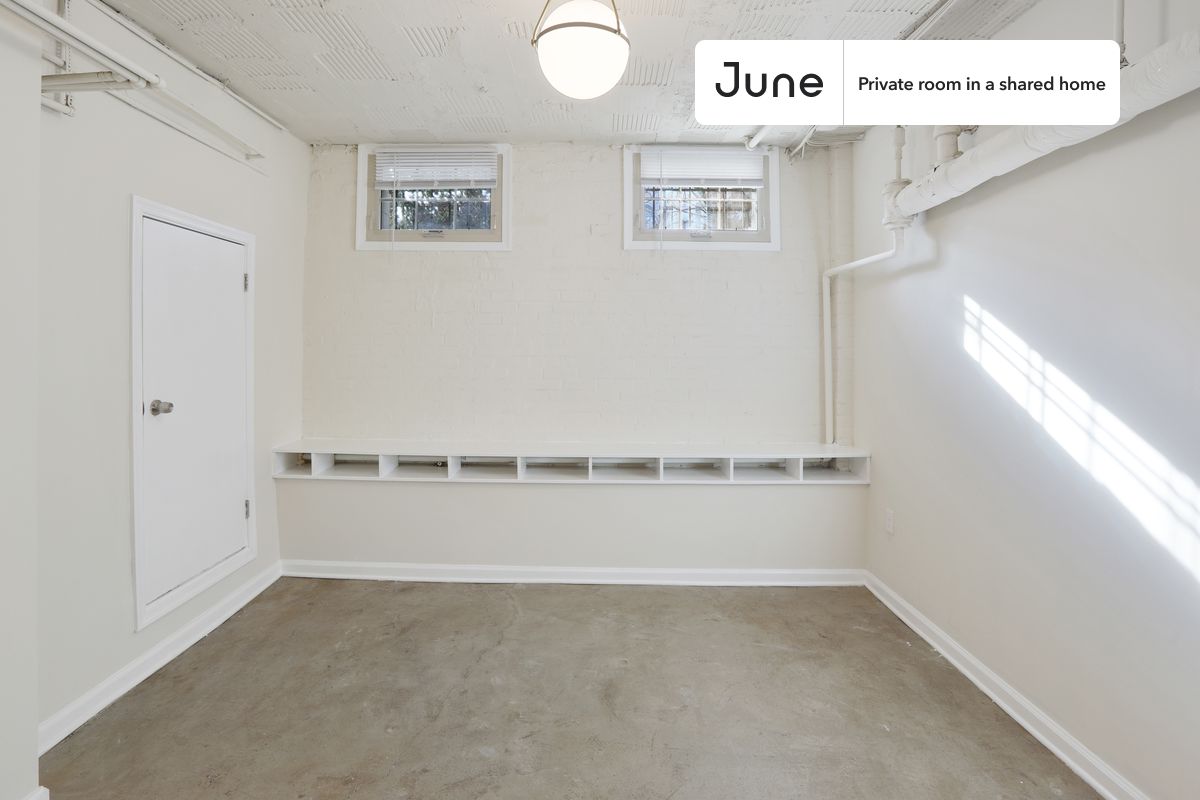

PLEASE NOTE: This is a private room in a shared apartment. You will have your own bedroom and shared common areas (kitchen, bathroom, etc.) with other residents.

Full bedroom in a 5 bedroom / 2 bathroom apartment!

Check out 3D tour now:  https://jnhm.es/10a

This  Full room in Dupont Circle  is available on a 12 month lease or a flexible short term (31 to 364 days) lease. You pick your custom start and end date. Monthly rent rate is determined by furnishing preference, move-in date and move-out date. Speak to a June representative for recommendations on the best stay duration for the lowest rate, and learn more about this home on the June website:  https://jnhm.es/5RK

Amenities of this home:   Dishwasher,    Furnished Common Areas,    Wi-Fi - Paid separately (High-Speed),    Guarantors Allowed,       Central AC (Common space),    Street parking - City permit required,       Laundry in building (free),    Wall-Mounted TV,    Hardwood Flooring,    Microwave,    Oven,    Refrigerator,   also, this unit is conveniently located, several local parks, restaurants and bars are just minutes away.

About June Homes: Welcome to the easiest rental experience of your life. Rent furnished or unfurnished apartments on a 12 month lease or a flexible short term (31 to 364 days). As a resident, you’ll have access to 24/7 support and monthly cleanings of the home’s shared spaces. Sign up now to apply online for your next home with June: https://jnhm.es/sign-roomi

Brokers welcome! Contact us for more details.

Interested? Kindly note that the minimum stay duration would be 31 days. 

Use this listing ID when speaking to June team:  #913 C