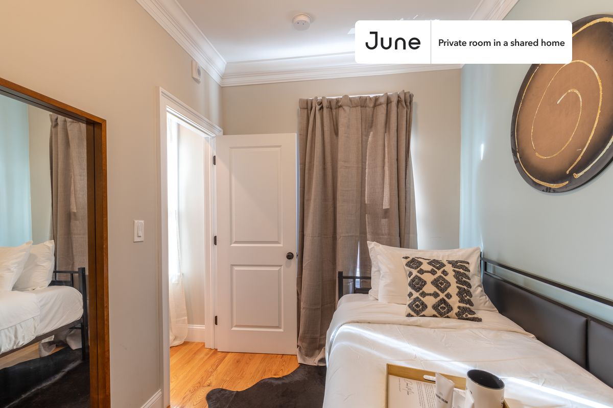 

PLEASE NOTE: This is a private room in a shared apartment. You will have your own bedroom and shared common areas (kitchen, bathroom, etc.) with other residents.

Twin bedroom in a 3 bedroom / 1 bathroom apartment!

Check out 3D tour now:  https://jnhm.es/P8

This  Twin room in North End  is available on a 12 month lease or a flexible short term (31 to 364 days) lease. You pick your custom start and end date. Monthly rent rate is determined by furnishing preference, move-in date and move-out date. Speak to a June representative for recommendations on the best stay duration for the lowest rate, and learn more about this home on the June website:  https://jnhm.es/Go

Amenities of this home:   Dishwasher,    Furnished Common Areas,    Wi-Fi - Paid separately (High-Speed),    Guarantors Allowed,       32-inch Flat-Screen TV,    Dining area,    Street parking - City permit required,       Smart lock,    Hardwood Flooring,    Microwave,    Oven,    Refrigerator,    Air Conditioning | HVAC,   also, this unit is conveniently located, several local parks, restaurants and bars are just minutes away.

About June Homes: Welcome to the easiest rental experience of your life. Rent furnished or unfurnished apartments on a 12 month lease or a flexible short term (31 to 364 days). As a resident, you’ll have access to 24/7 support and monthly cleanings of the home’s shared spaces. Sign up now to apply online for your next home with June: https://jnhm.es/sign-roomi

Brokers welcome! Contact us for more details.

Interested? Kindly note that the minimum stay duration would be 31 days. 

Use this listing ID when speaking to June team:  #277 C