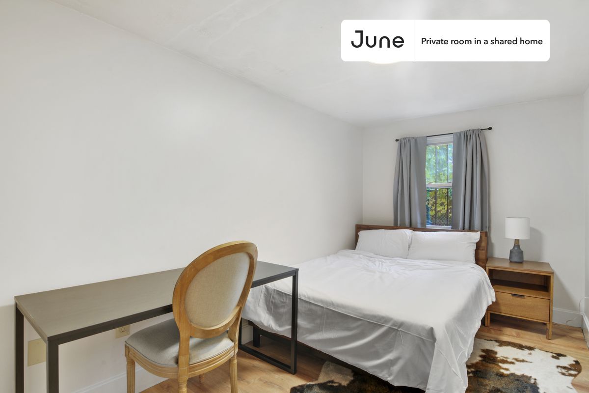 PLEASE NOTE: This is a private room in a shared apartment. You will have your own bedroom and shared common areas (kitchen, bathroom, etc.) with other residents.
Queen bedroom in a 3 bedroom / 1 bathroom apartment!
Check out 3D tour now: https://jnhm.es/Xi
This Queen room in Roxbury is available on a 12 month lease or a flexible short term (31 to 364 days) lease. You pick your custom start and end date. Monthly rent rate is determined by furnishing preference, move-in date and move-out date. Speak to a June representative for recommendations on the best stay duration for the lowest rate, and learn more about this home on the June website: https://jnhm.es/5KN
Amenities of this home: Furnished Common Areas, Wi-Fi - Paid separately (High-Speed), Guarantors Allowed, 32-inch Flat-Screen TV, Street parking - City permit required, Laundry - Paid separately (in building), Hardwood Flooring, Microwave, Oven, Refrigerator, also, this unit is conveniently located, several local parks, restaurants and bars are just minutes away.
About June Homes: Welcome to the easiest rental experience of your life. Rent furnished or unfurnished apartments on a 12 month lease or a flexible short term (31 to 364 days). As a resident, you’ll have access to 24/7 support and monthly cleanings of the home’s shared spaces. Sign up now to apply online for your next home with June: https://jnhm.es/sign-roomi
Brokers welcome! Contact us for more details.
Interested? Kindly note that the minimum stay duration would be 31 days.
Use this listing ID when speaking to June team: #768 A