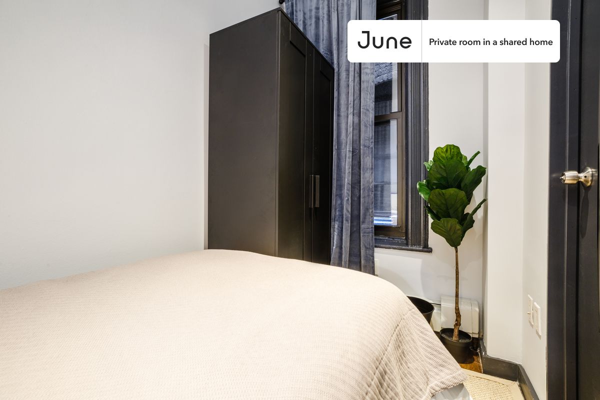 

PLEASE NOTE: This is a private room in a shared apartment. You will have your own bedroom and shared common areas (kitchen, bathroom, etc.) with other residents.

Twin bedroom in a 4 bedroom / 2 bathroom apartment!

Check out 3D tour now:  https://jnhm.es/Pc

This  Twin room in Upper East Side  is available on a 12 month lease or a flexible short term (31 to 364 days) lease. You pick your custom start and end date. Monthly rent rate is determined by furnishing preference, move-in date and move-out date. Speak to a June representative for recommendations on the best stay duration for the lowest rate, and learn more about this home on the June website:  https://jnhm.es/z7

Amenities of this home:   Patio,    Furnished Common Areas,    Wi-Fi - Paid separately (High-Speed),    Guarantors Allowed,       32-inch Flat-Screen TV,    Dine in kitchen,    Laundry - Paid separately (in building),    Smart lock,       Hardwood Flooring,    Microwave,    Oven,    Refrigerator,   also, this unit is conveniently located, several local parks, restaurants and bars are just minutes away.

About June Homes: Welcome to the easiest rental experience of your life. Rent furnished or unfurnished apartments on a 12 month lease or a flexible short term (31 to 364 days). As a resident, you’ll have access to 24/7 support and monthly cleanings of the home’s shared spaces. Sign up now to apply online for your next home with June: https://jnhm.es/sign-roomi

Brokers welcome! Contact us for more details.

Interested? Use this listing ID when speaking to June team:  #155 C